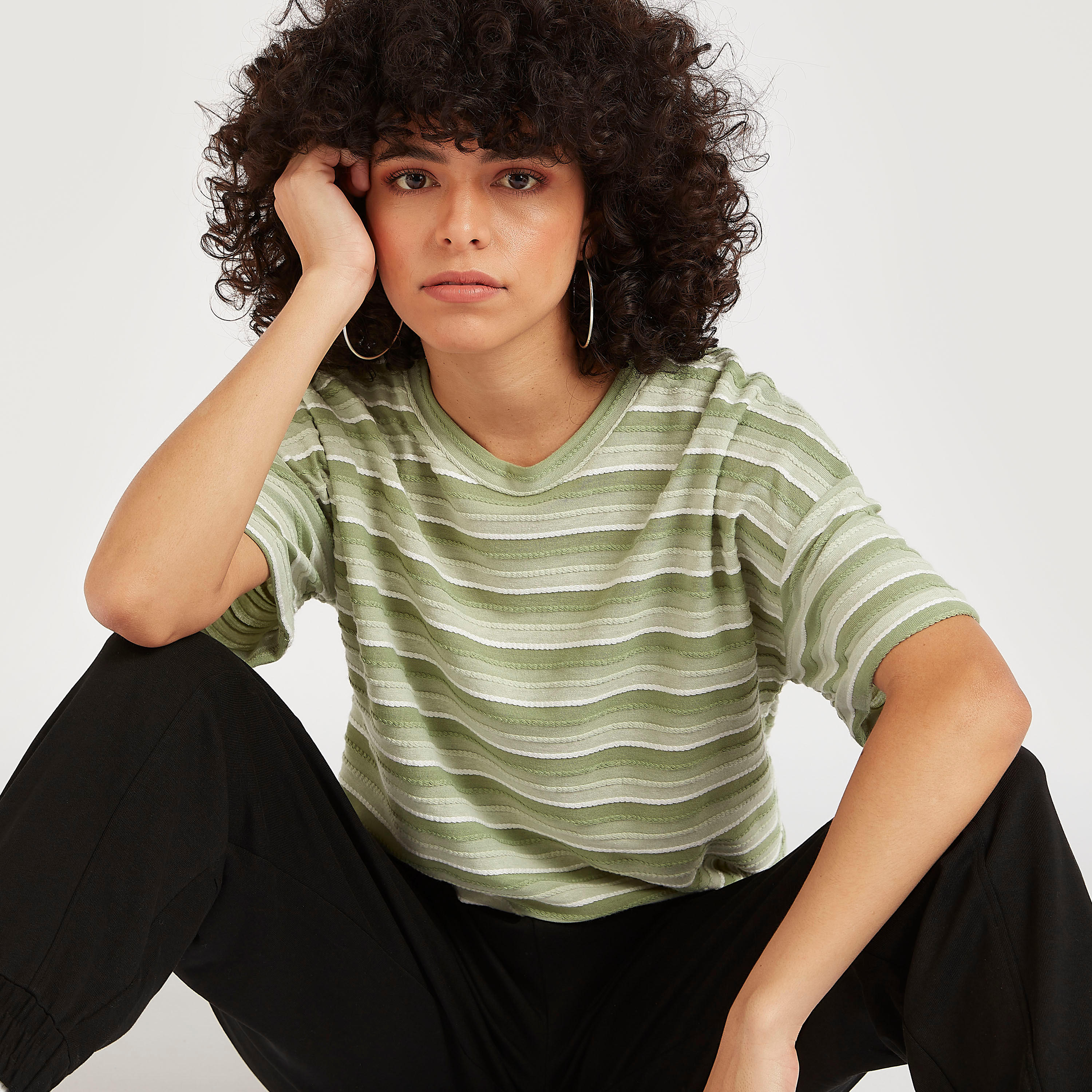 تيشيرت مقلّم بياقة ضيّقة وأكمام قصيرة-women-clothing-tshirts-image-3