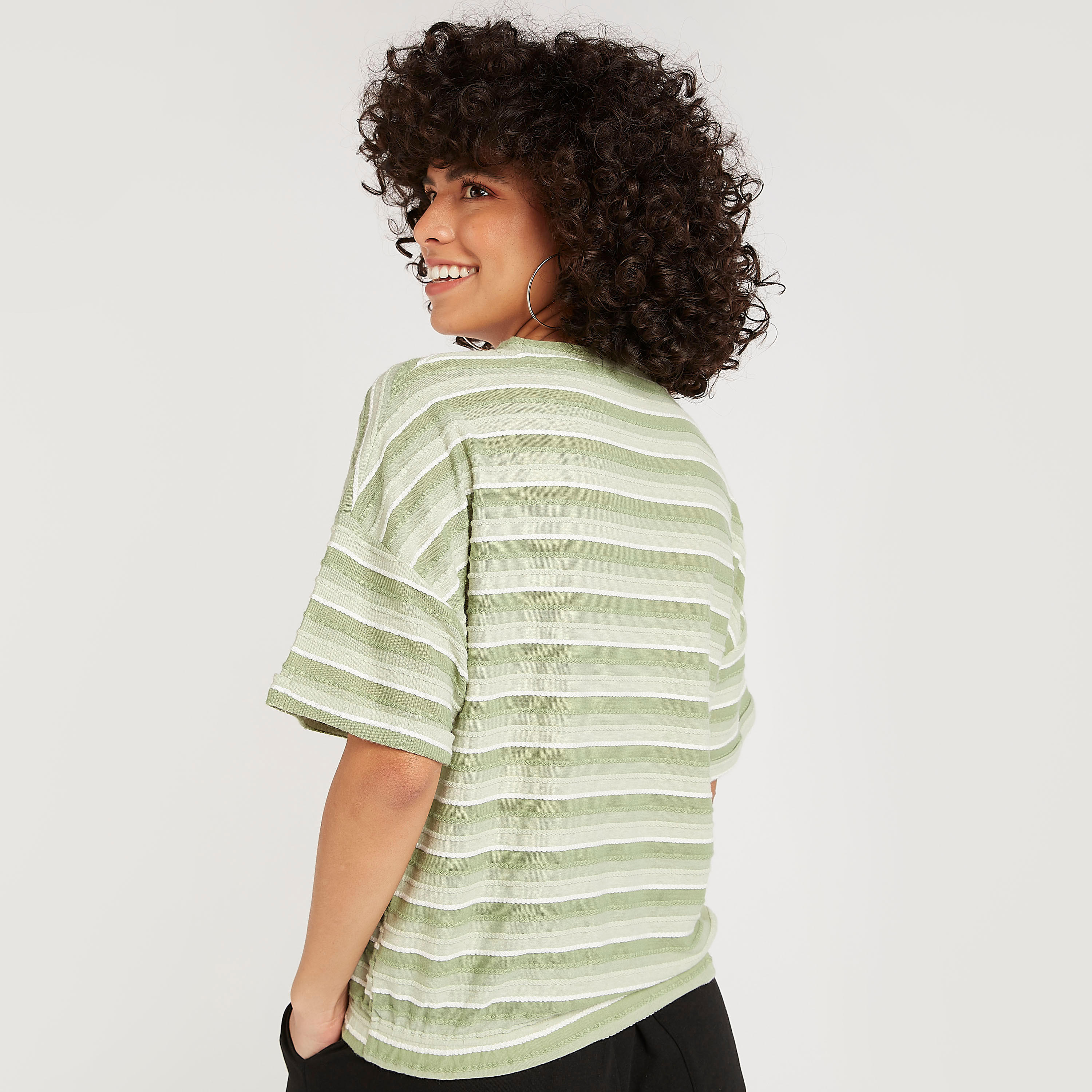 تيشيرت مقلّم بياقة ضيّقة وأكمام قصيرة-women-clothing-tshirts-image-4