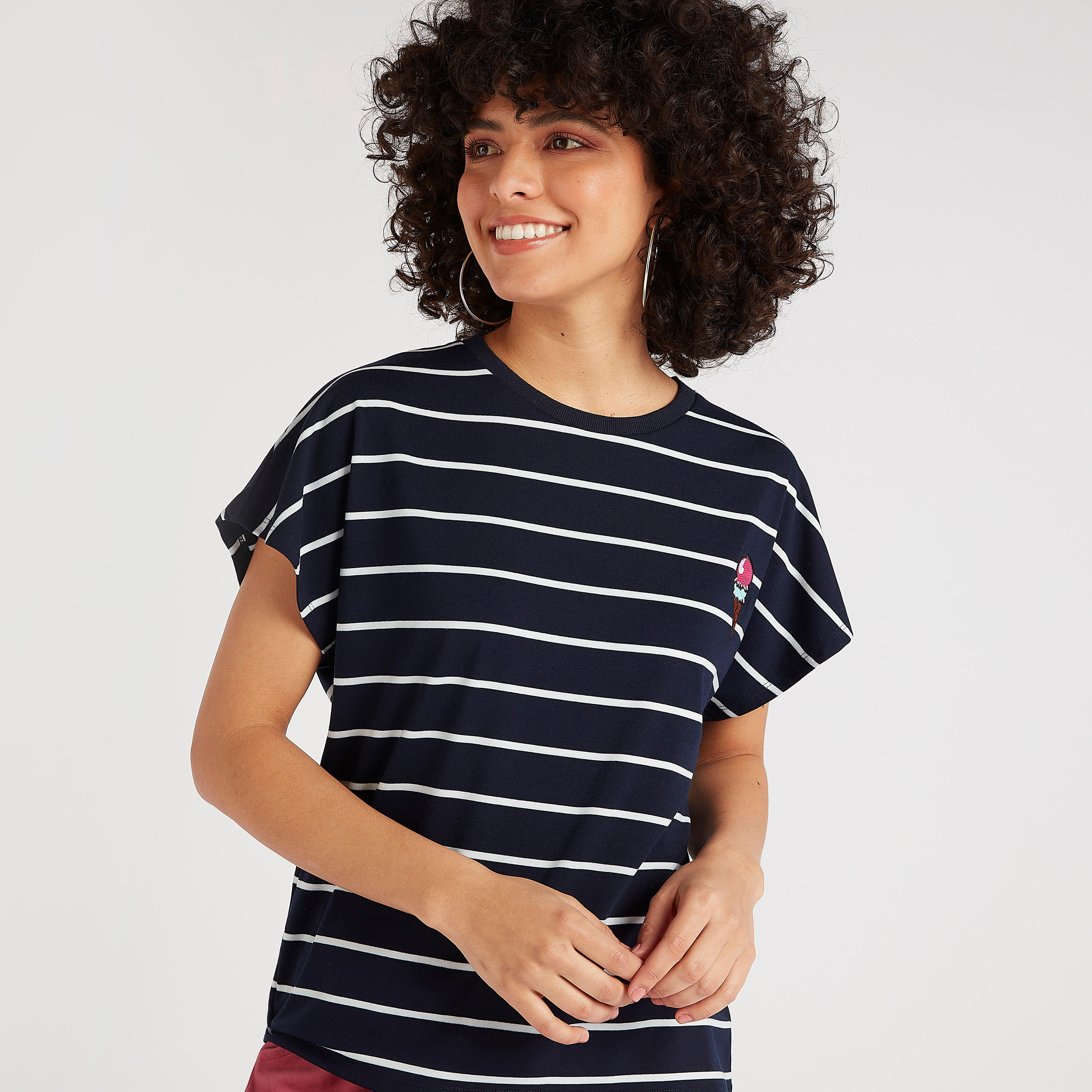 تيشيرت مقلّم بياقة ضيّقة وأكمام كاب-women-clothing-tshirts-image-1