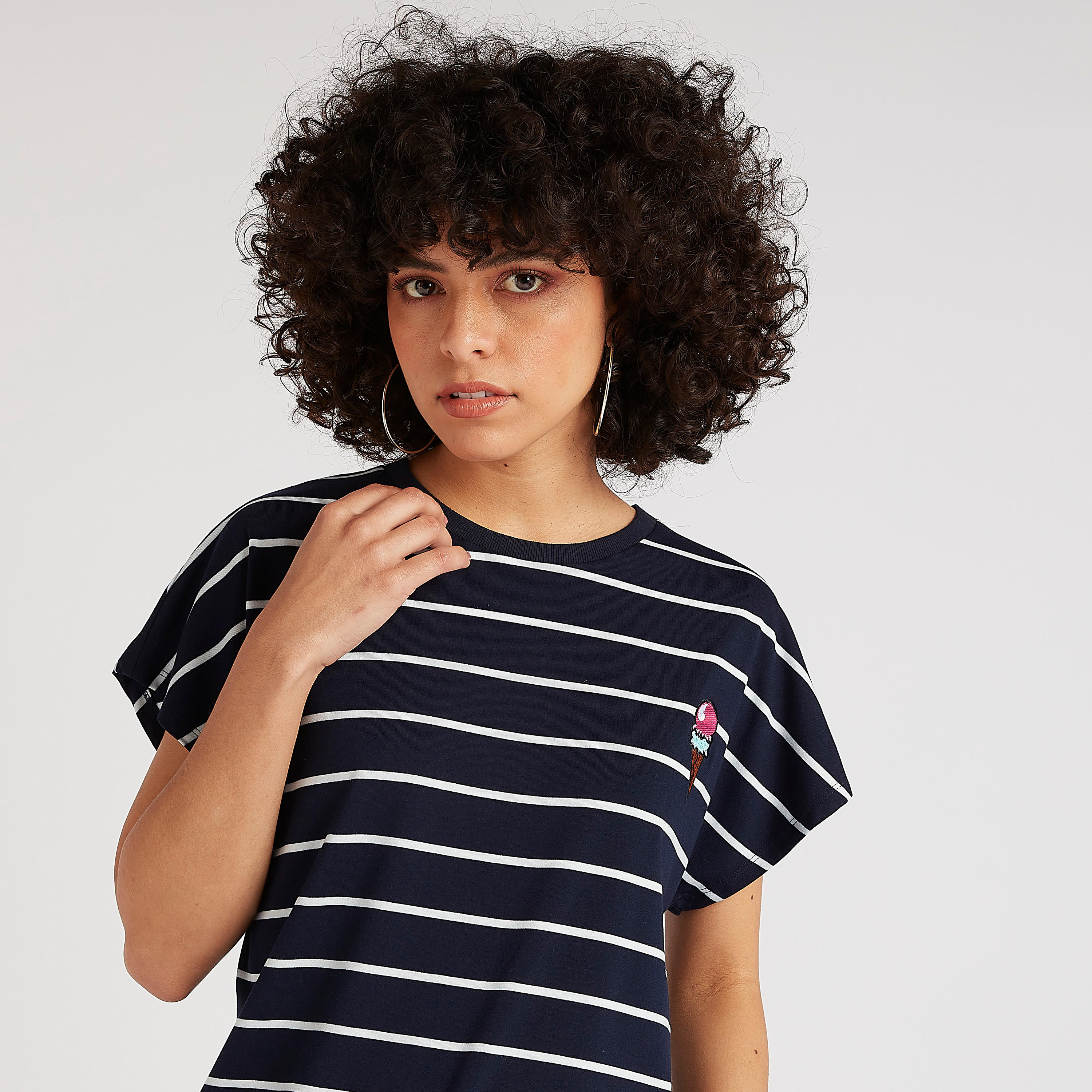 تيشيرت مقلّم بياقة ضيّقة وأكمام كاب-women-clothing-tshirts-image-3