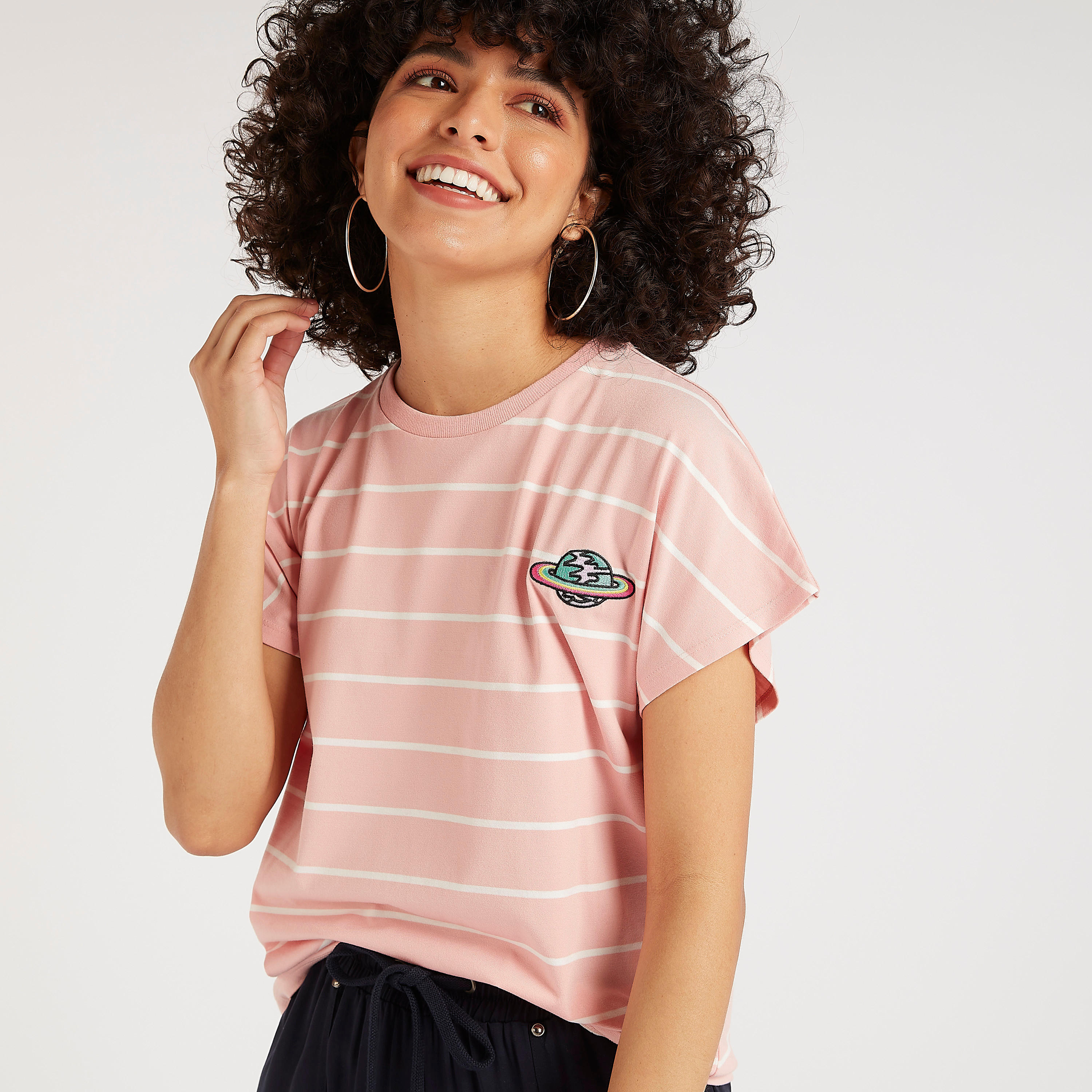 تيشيرت مقلّم بياقة ضيّقة وأكمام كاب-women-clothing-tshirts-image-5