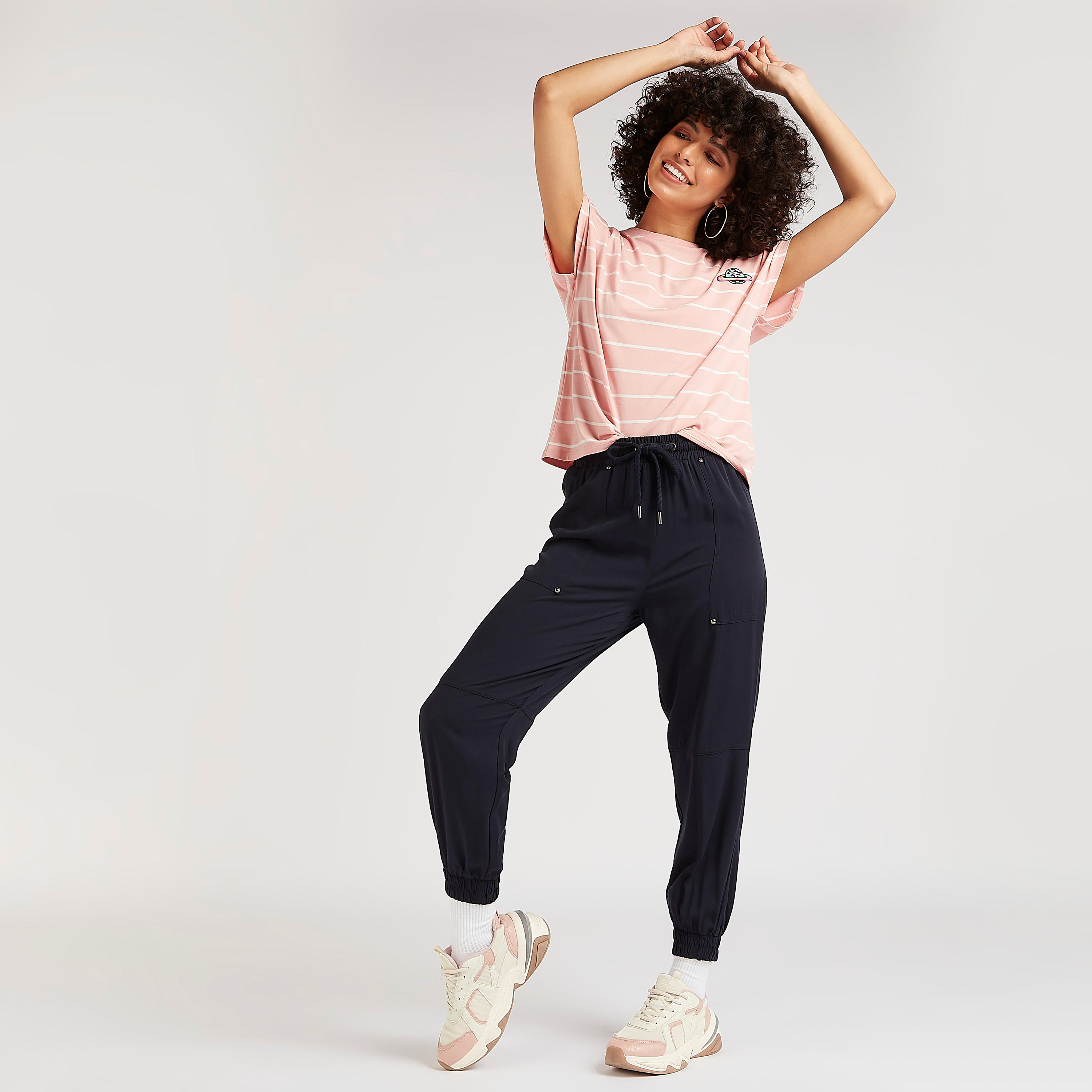 تيشيرت مقلّم بياقة ضيّقة وأكمام كاب-women-clothing-tshirts-image-4