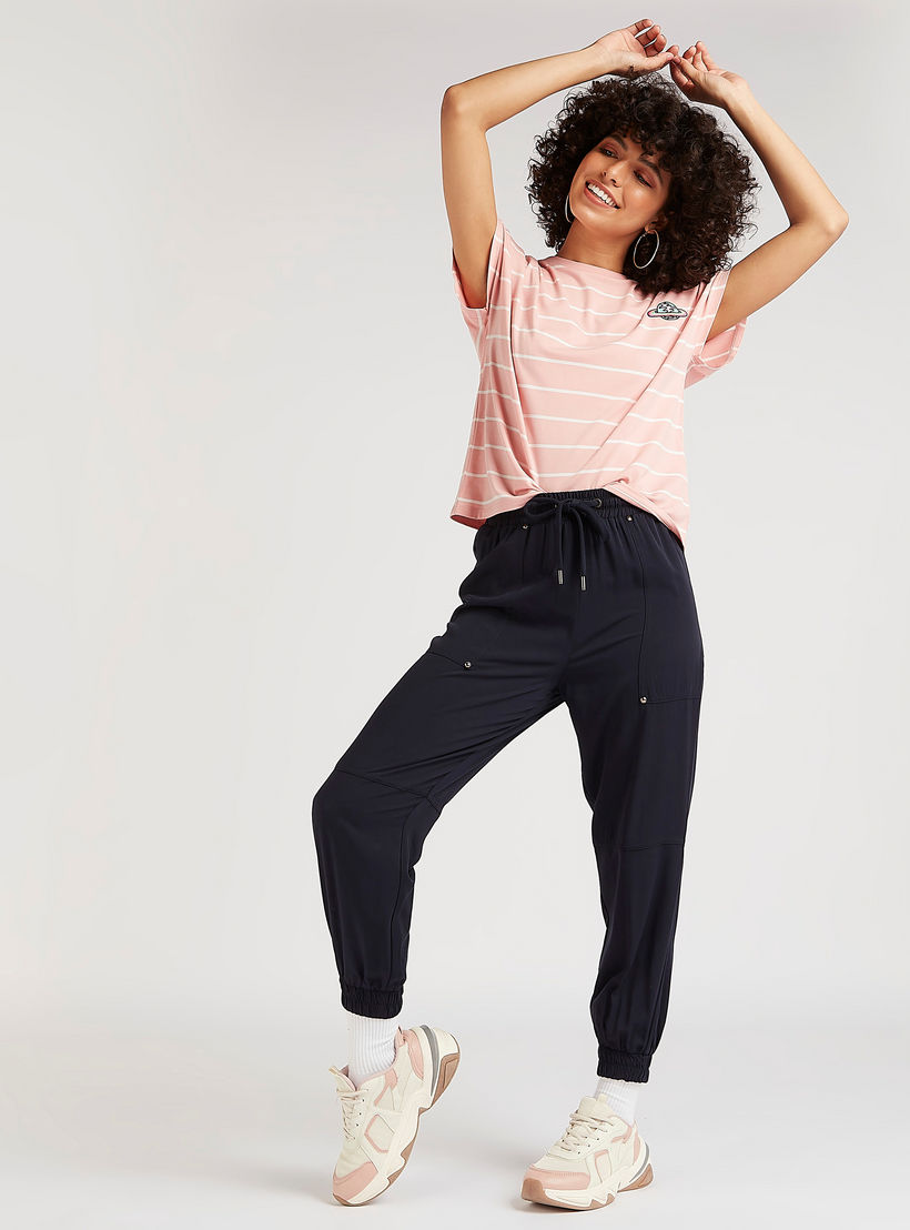 تيشيرت مقلّم بياقة ضيّقة وأكمام كاب-women-clothing-tshirts-image-4
