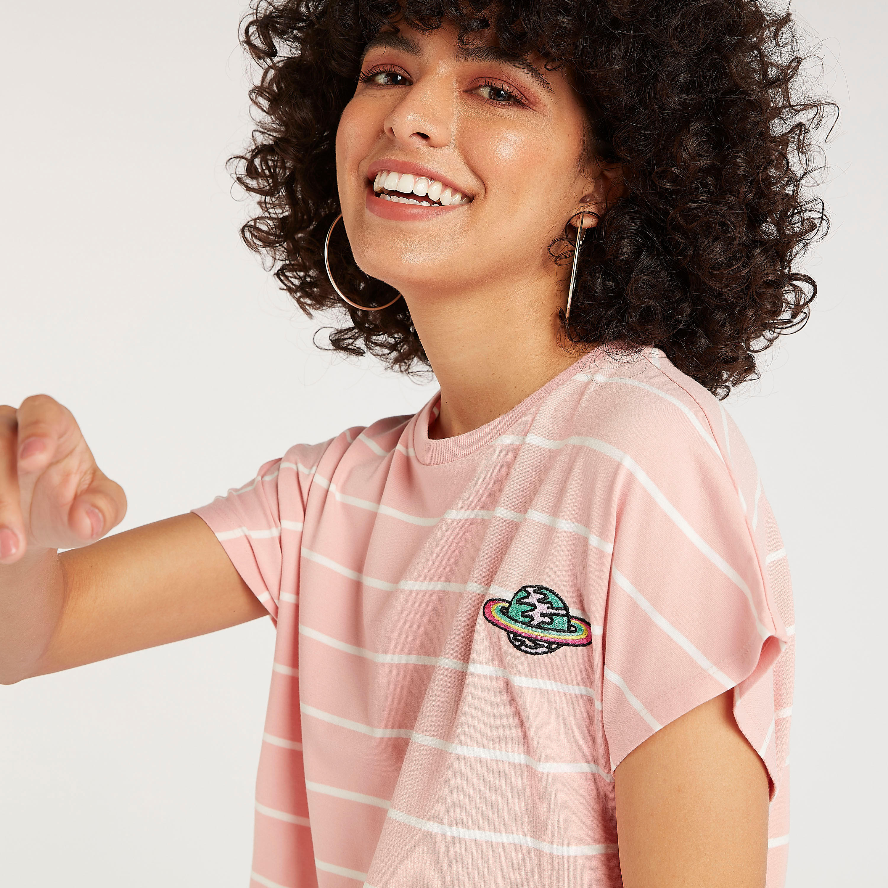 تيشيرت مقلّم بياقة ضيّقة وأكمام كاب-women-clothing-tshirts-image-3