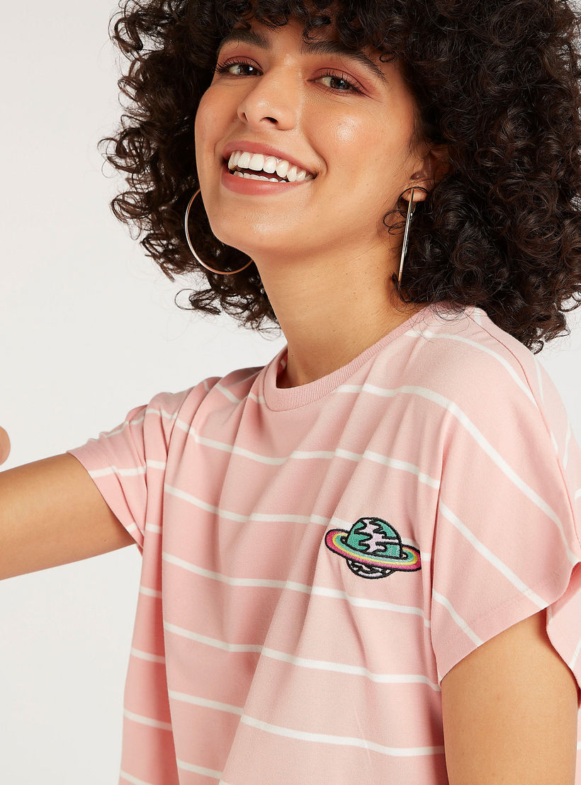 تيشيرت مقلّم بياقة ضيّقة وأكمام كاب-women-clothing-tshirts-image-3