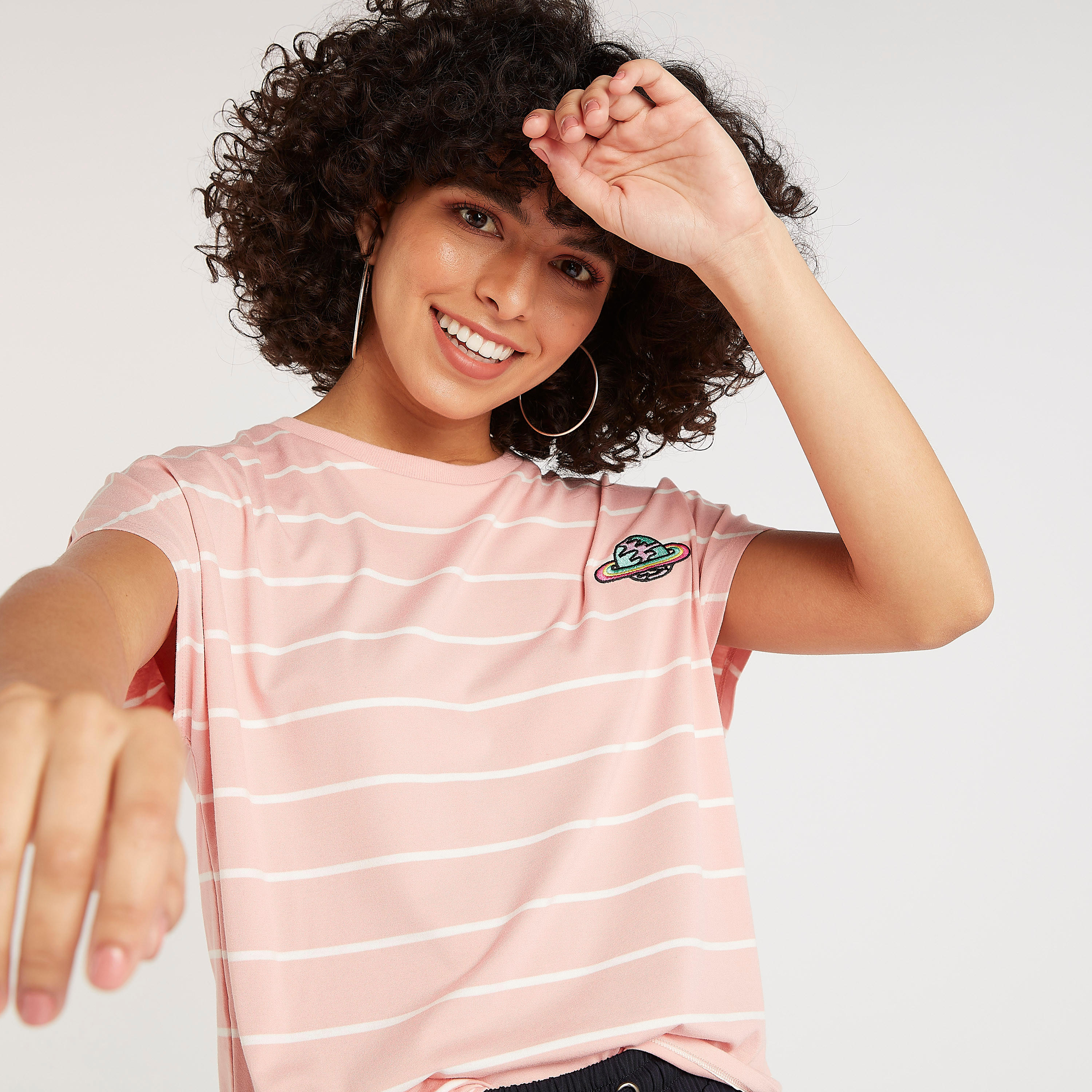 تيشيرت مقلّم بياقة ضيّقة وأكمام كاب-women-clothing-tshirts-image-1