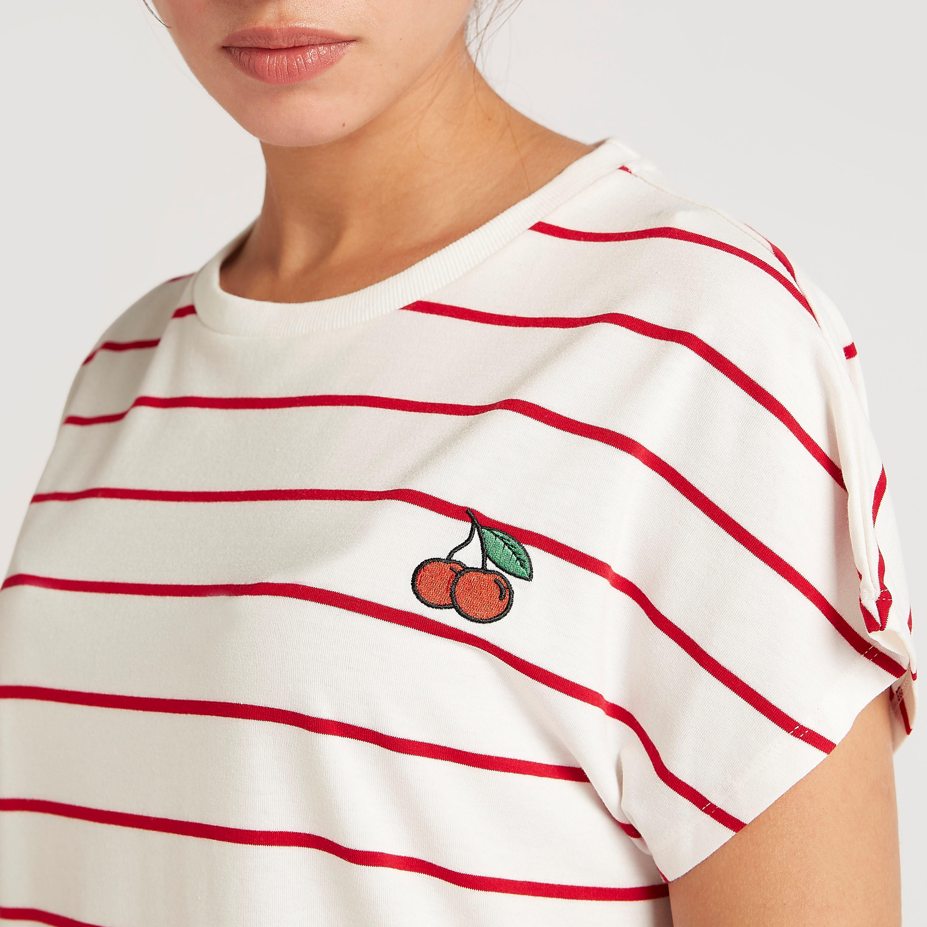 تيشيرت مخطّط بياقة ضيّقة وأكمام قصيرة-women-clothing-tshirts-image-3