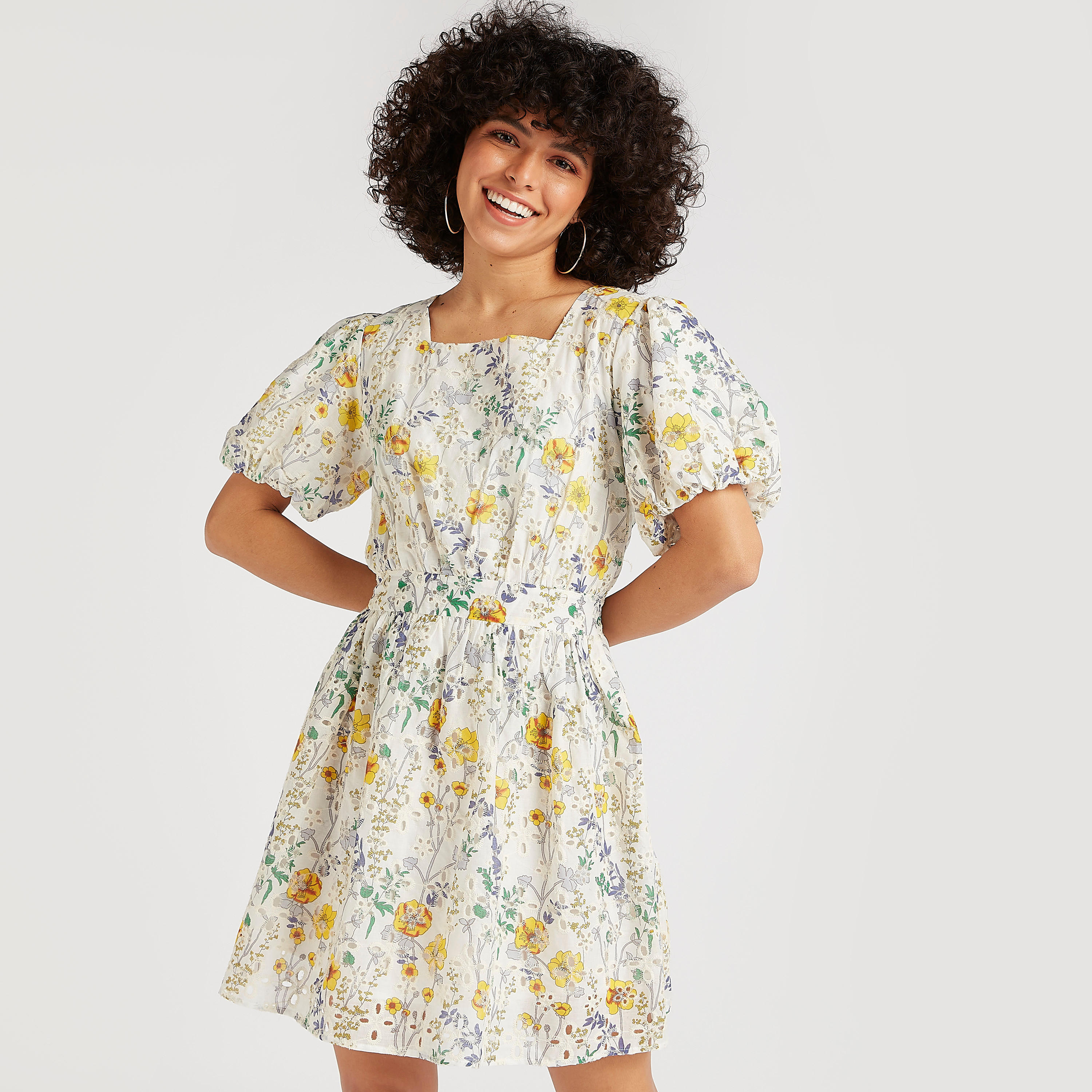 فستان منسدل واسع قصير بطبعات أزهار وأكمام منفوخة-women-clothing-dresses-image-1