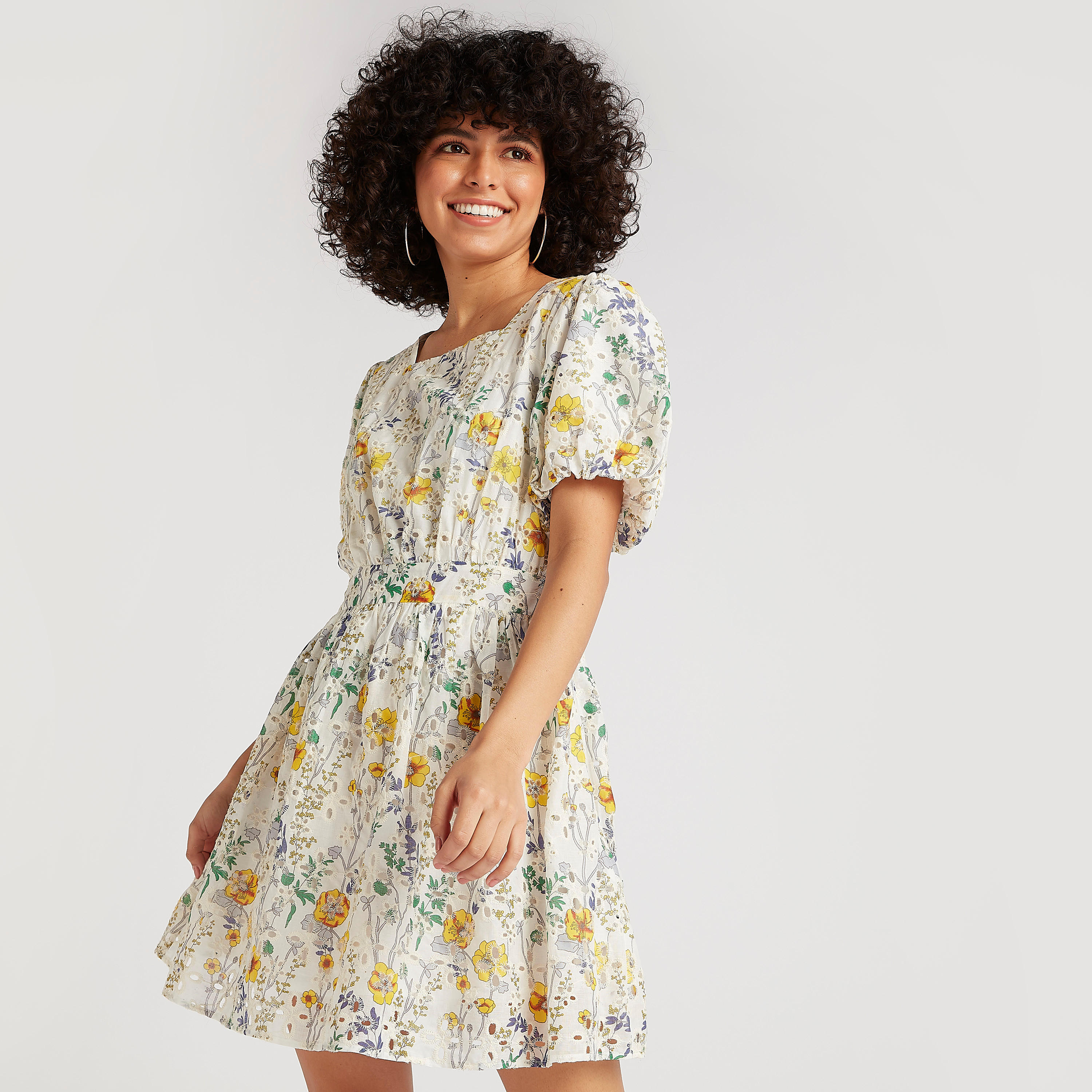 فستان منسدل واسع قصير بطبعات أزهار وأكمام منفوخة-women-clothing-dresses-image-7
