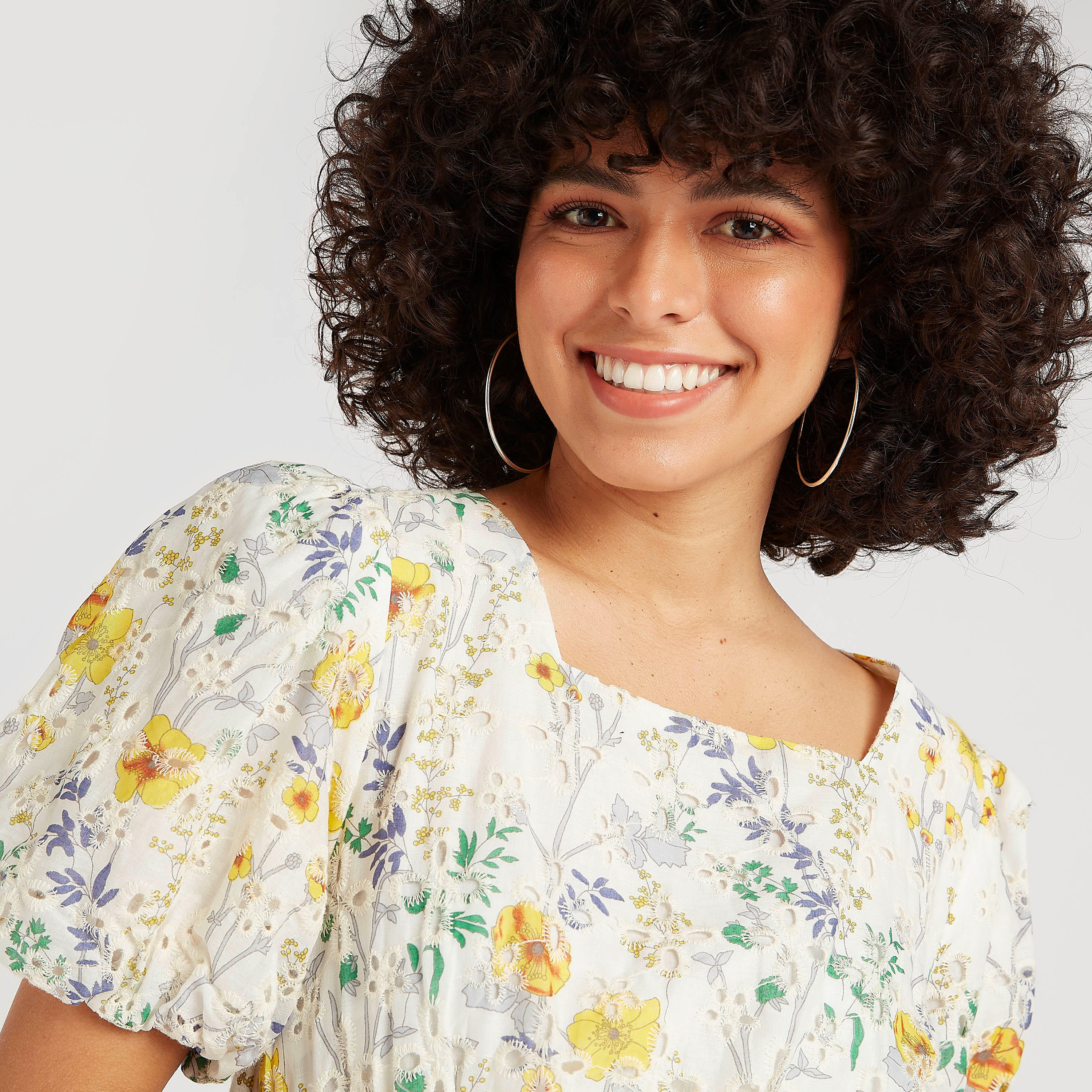 فستان منسدل واسع قصير بطبعات أزهار وأكمام منفوخة-women-clothing-dresses-image-8