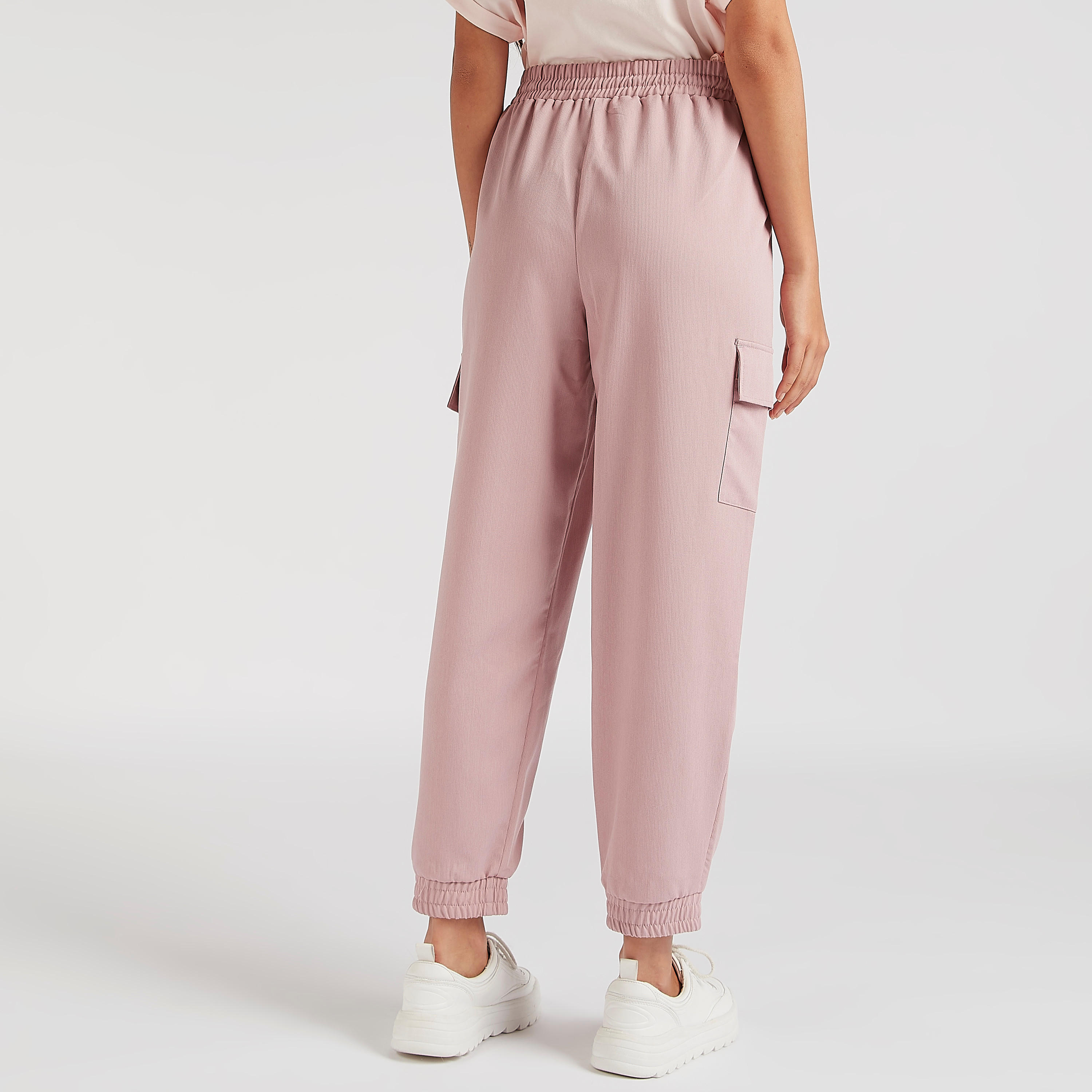 بنطلون رياضي كارجو بارز الملمس بخصر متوسط الارتفاع مع رباط إغلاق وجيوب-women-clothing-bottoms-joggers-image-2