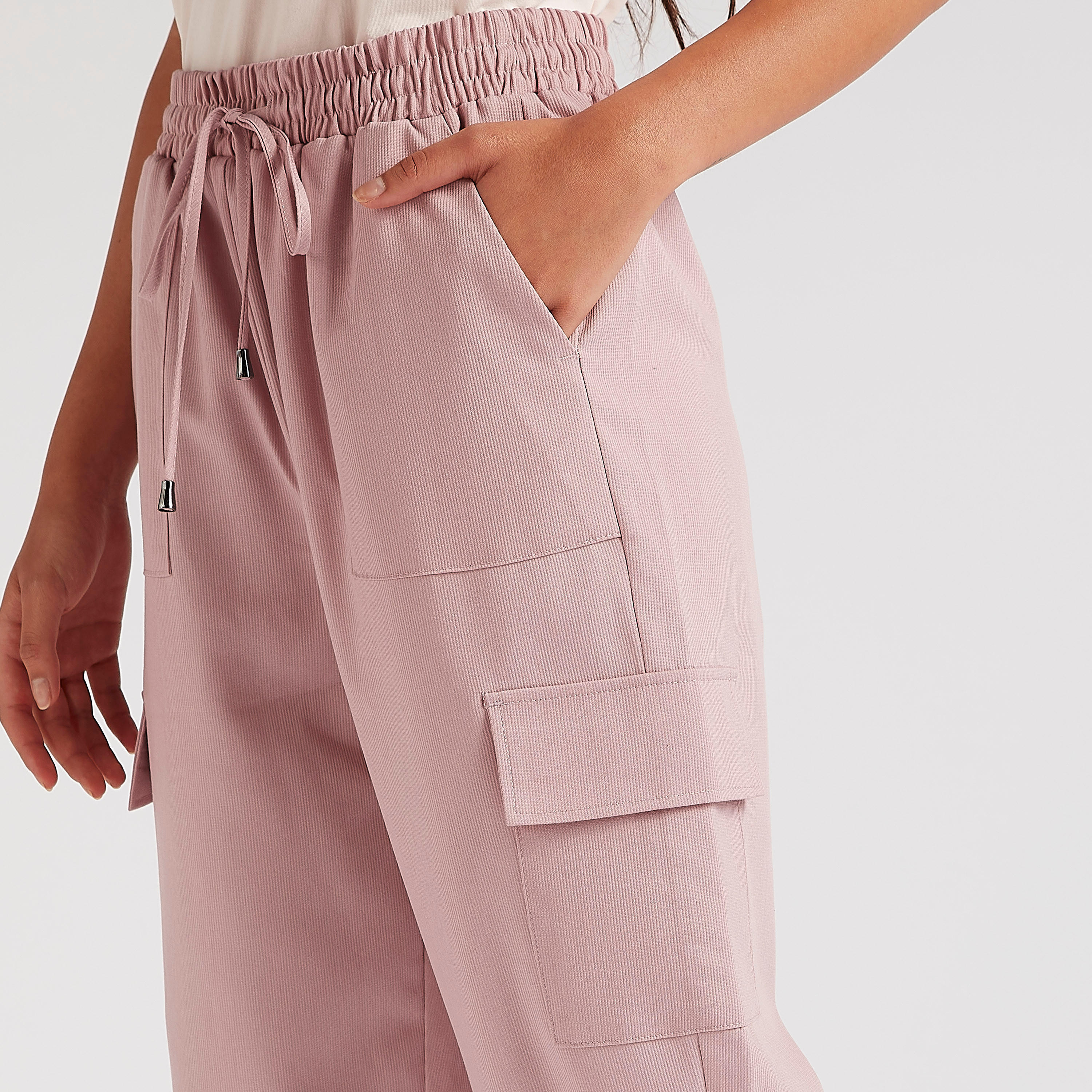 بنطلون رياضي كارجو بارز الملمس بخصر متوسط الارتفاع مع رباط إغلاق وجيوب-women-clothing-bottoms-joggers-image-1