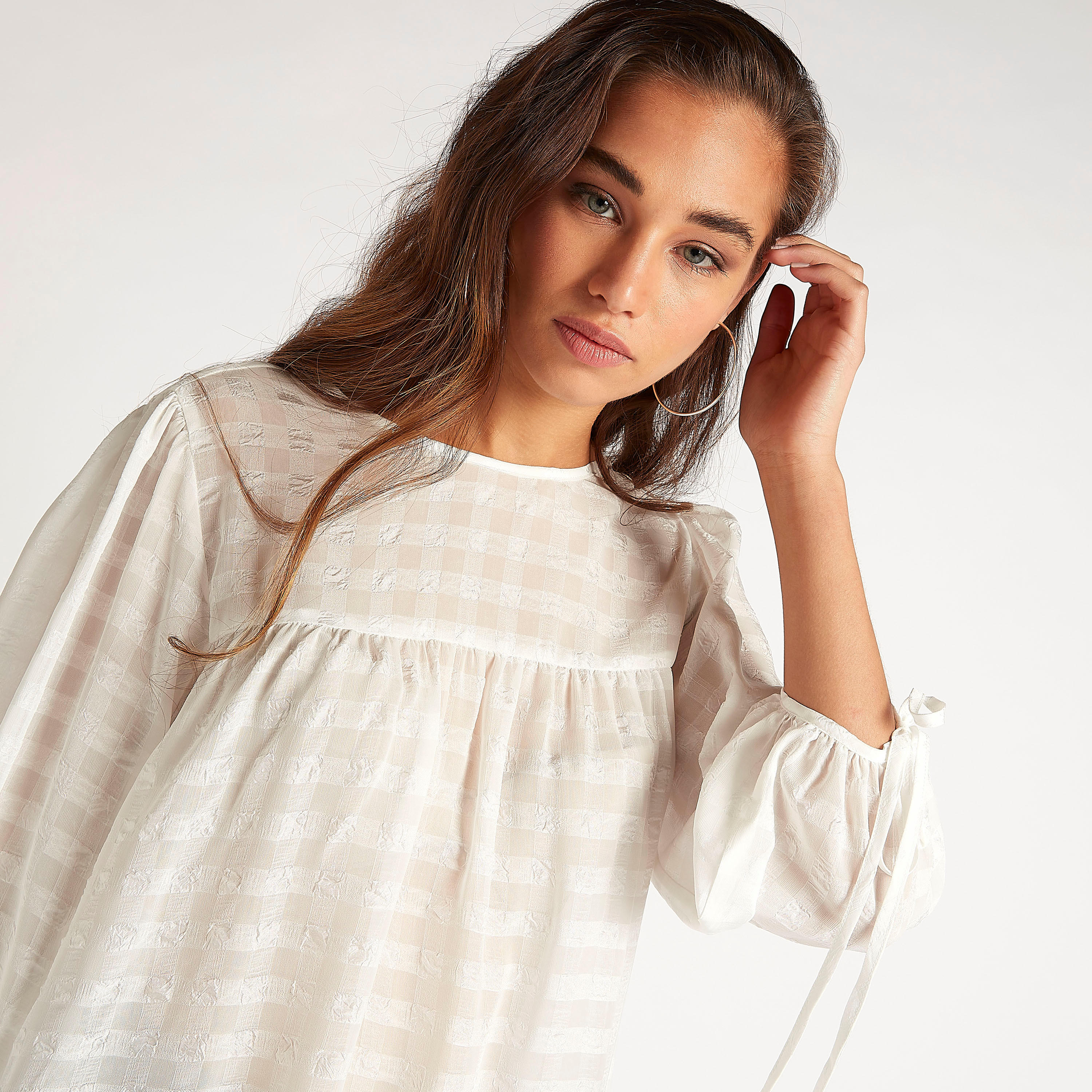 بلوزة كاروهات بياقة ضيّقة وأربطة خلفية وأكمام منفوحة-women-clothing-shirtsandblouses-blouses-image-4