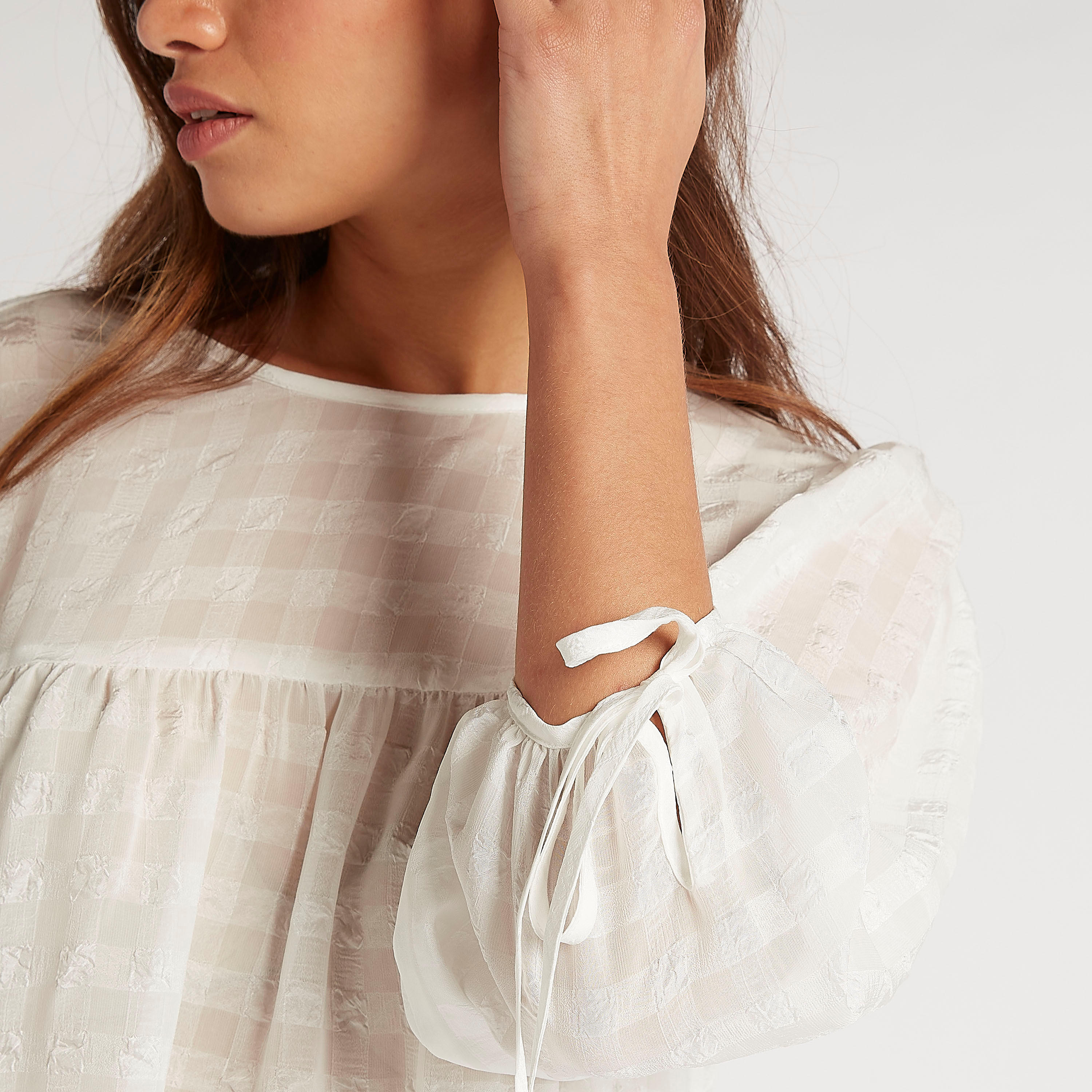 بلوزة كاروهات بياقة ضيّقة وأربطة خلفية وأكمام منفوحة-women-clothing-shirtsandblouses-blouses-image-2