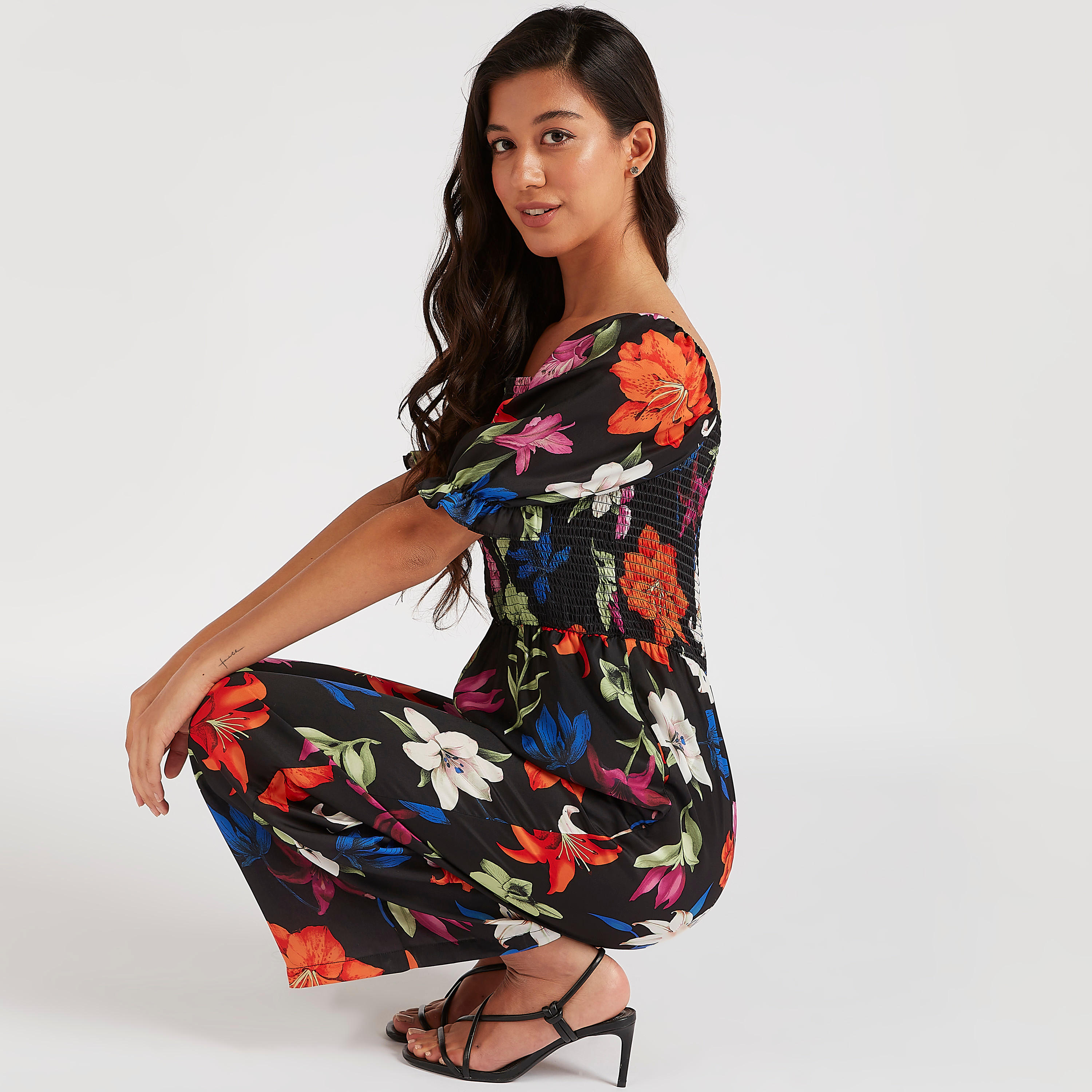 أفرول بأكتاف مكشوفة بطبعات زهور وأكمام قصيرة-women-clothing-jumpsuits-image-1