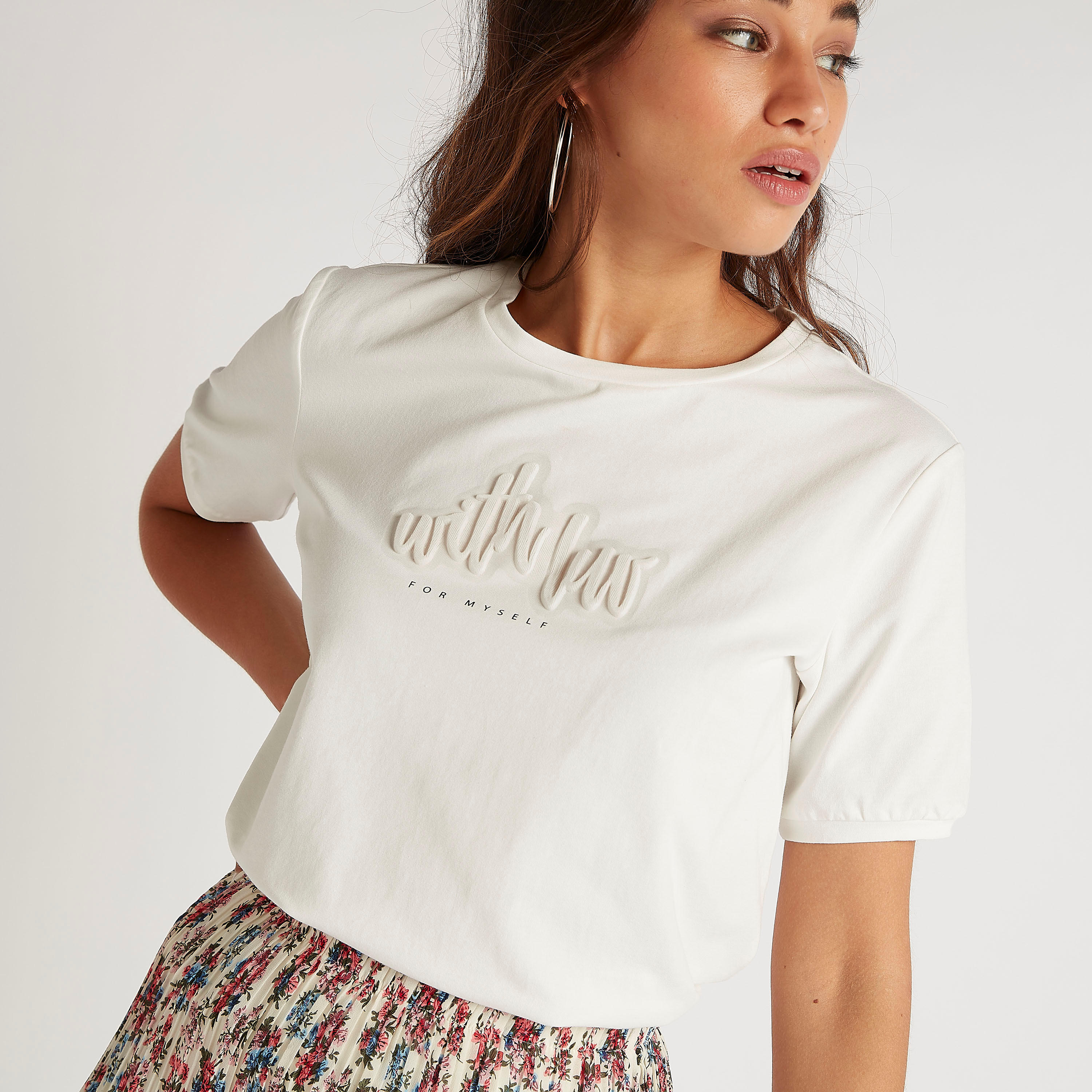 تيشيرت مستدام منقوش بياقة ضيّقة وأكمام قصيرة-women-clothing-tshirts-image-1