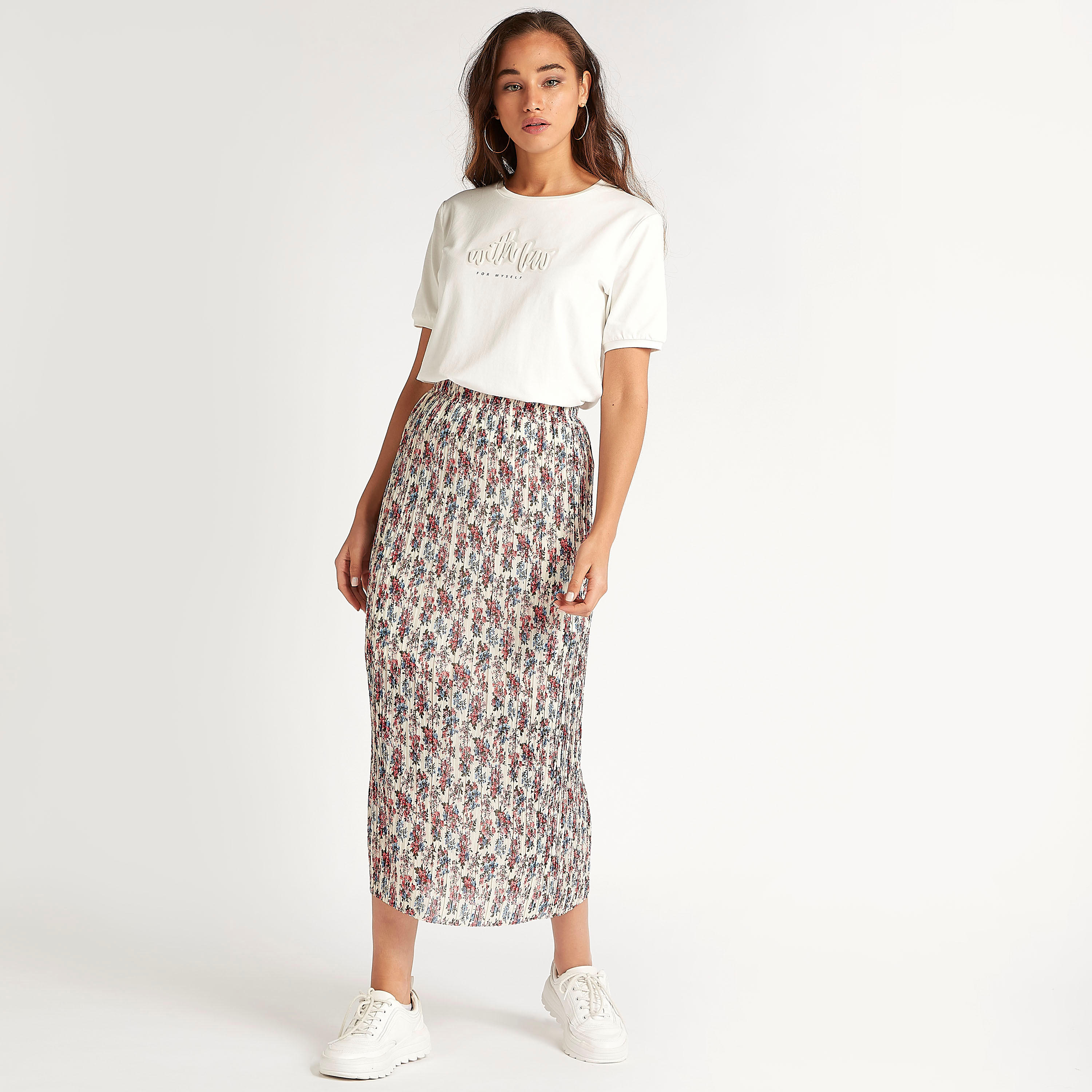 تيشيرت مستدام منقوش بياقة ضيّقة وأكمام قصيرة-women-clothing-tshirts-image-2