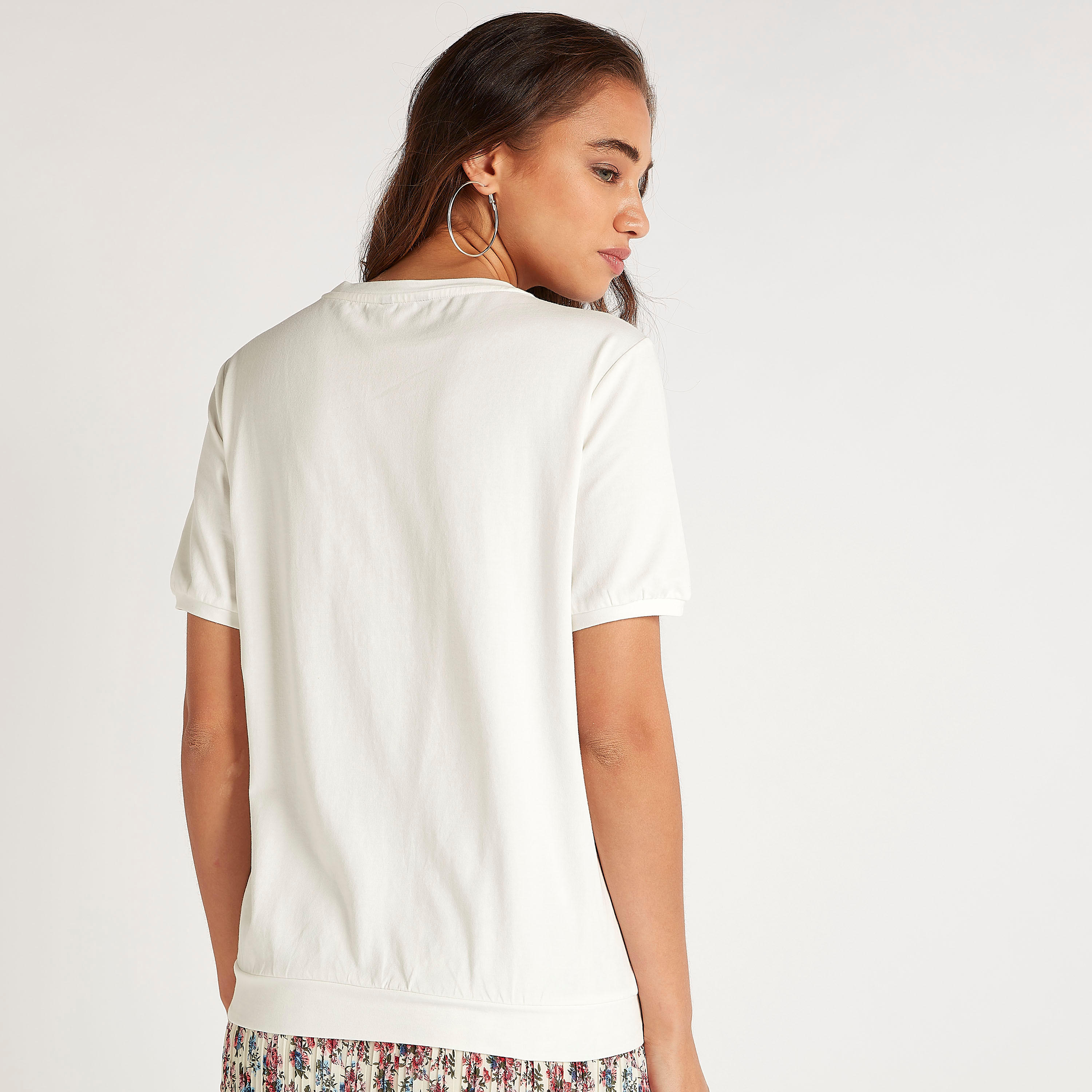 تيشيرت مستدام منقوش بياقة ضيّقة وأكمام قصيرة-women-clothing-tshirts-image-4