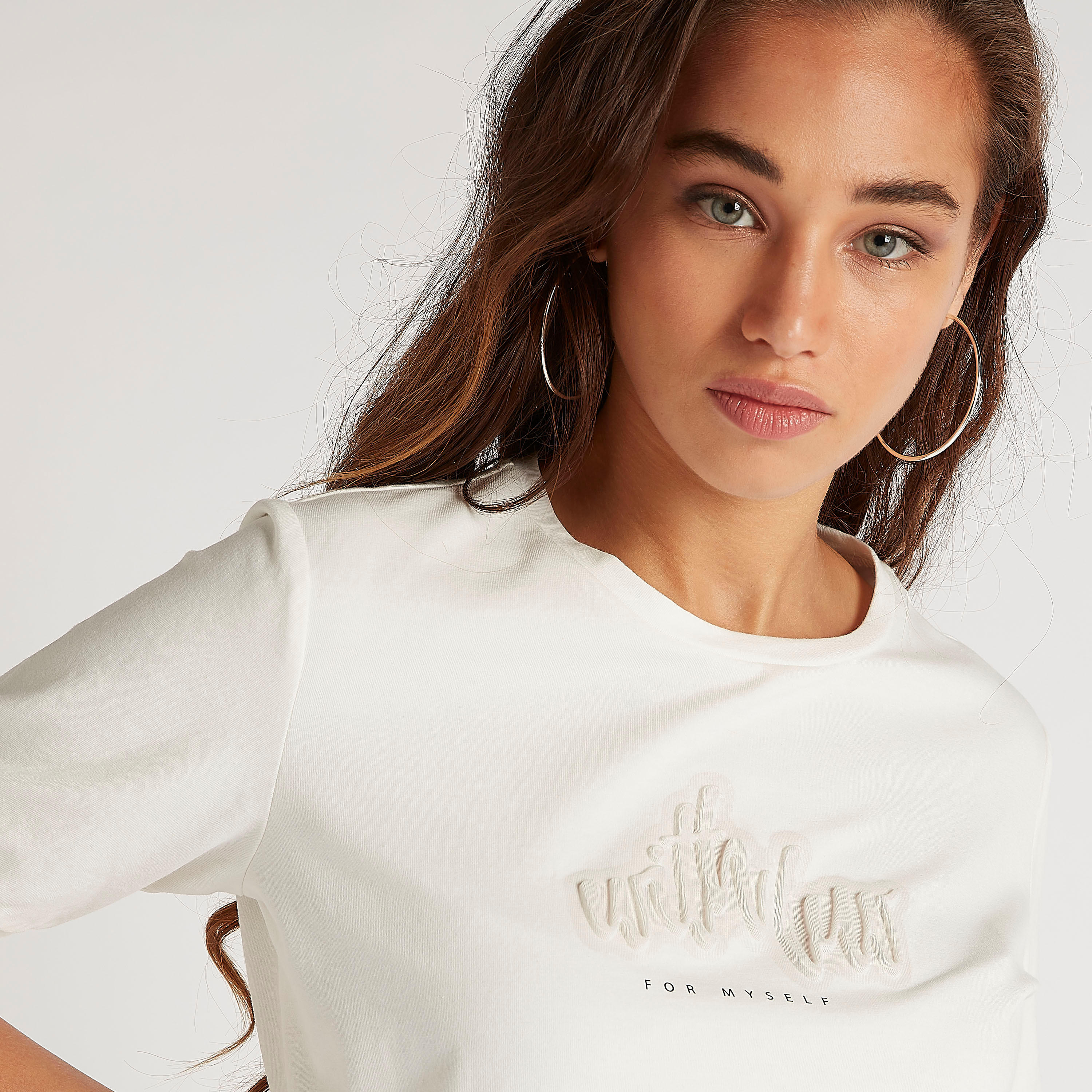 تيشيرت مستدام منقوش بياقة ضيّقة وأكمام قصيرة-women-clothing-tshirts-image-5