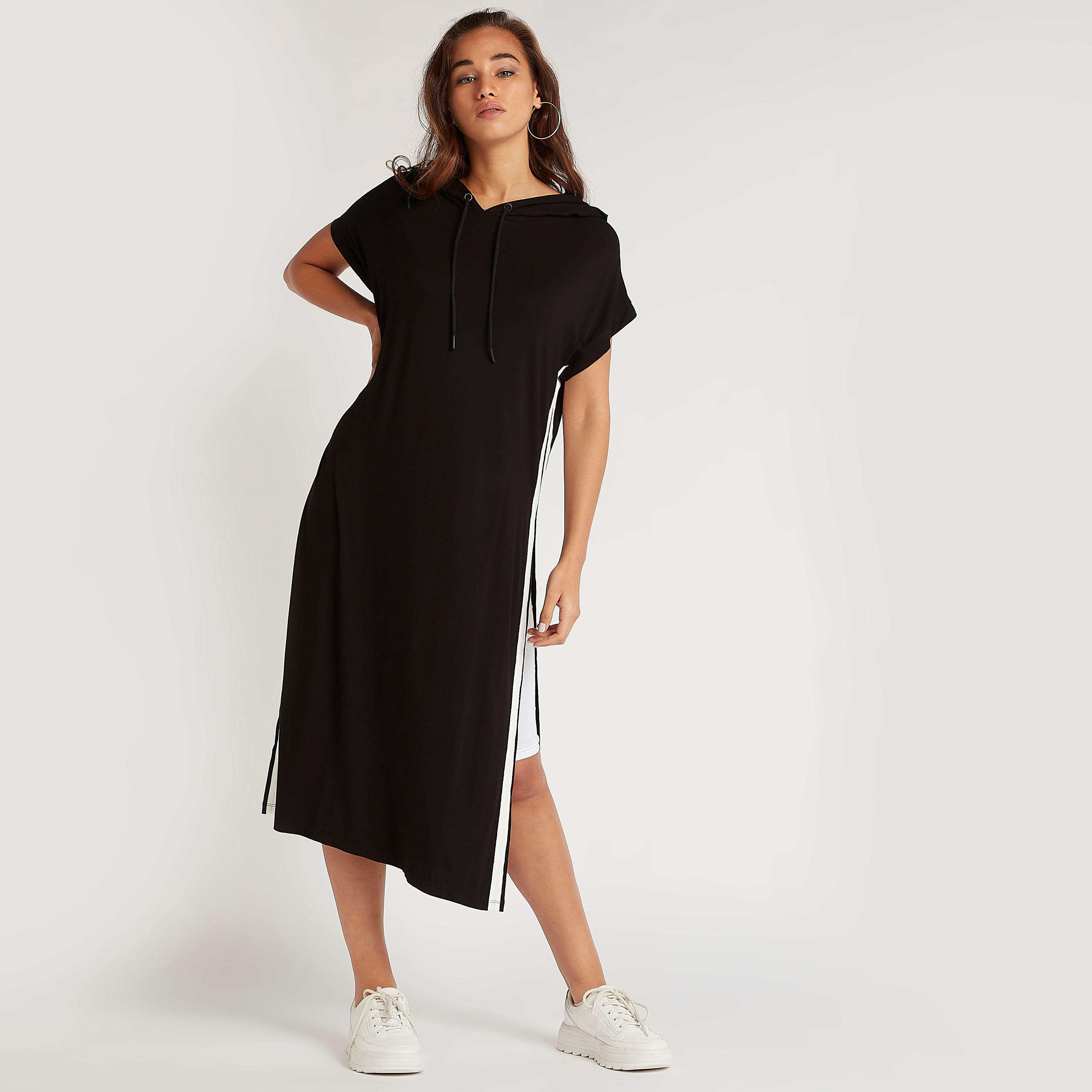 فستان تيشيرت سادة بأكمام قصيرة وفتحات جانبيّة-women-clothing-dresses-image-1