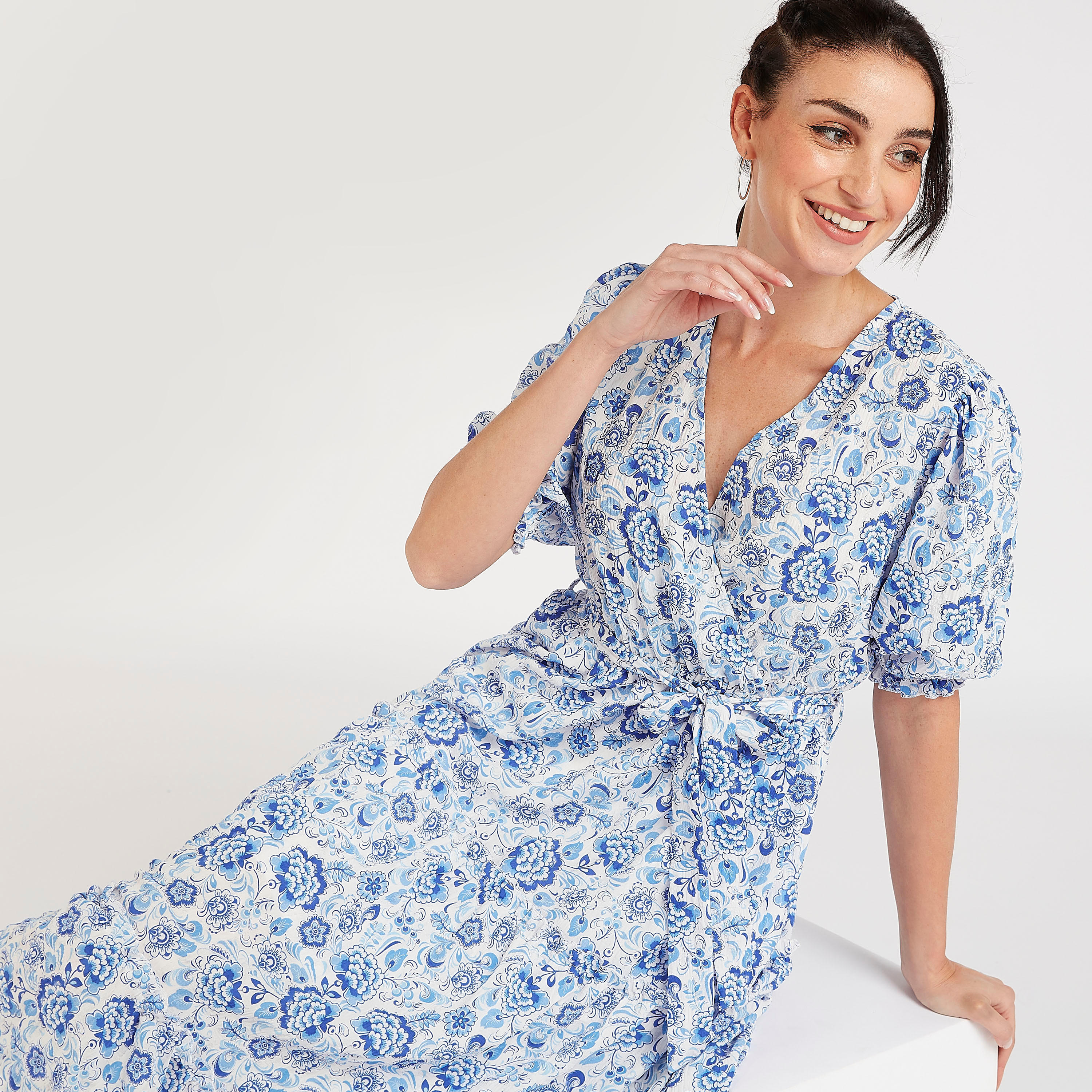 فستان ملفوف ميدي بطبعات أزهار وأكمام قصيرة منفوخة-women-clothing-dresses-image-1