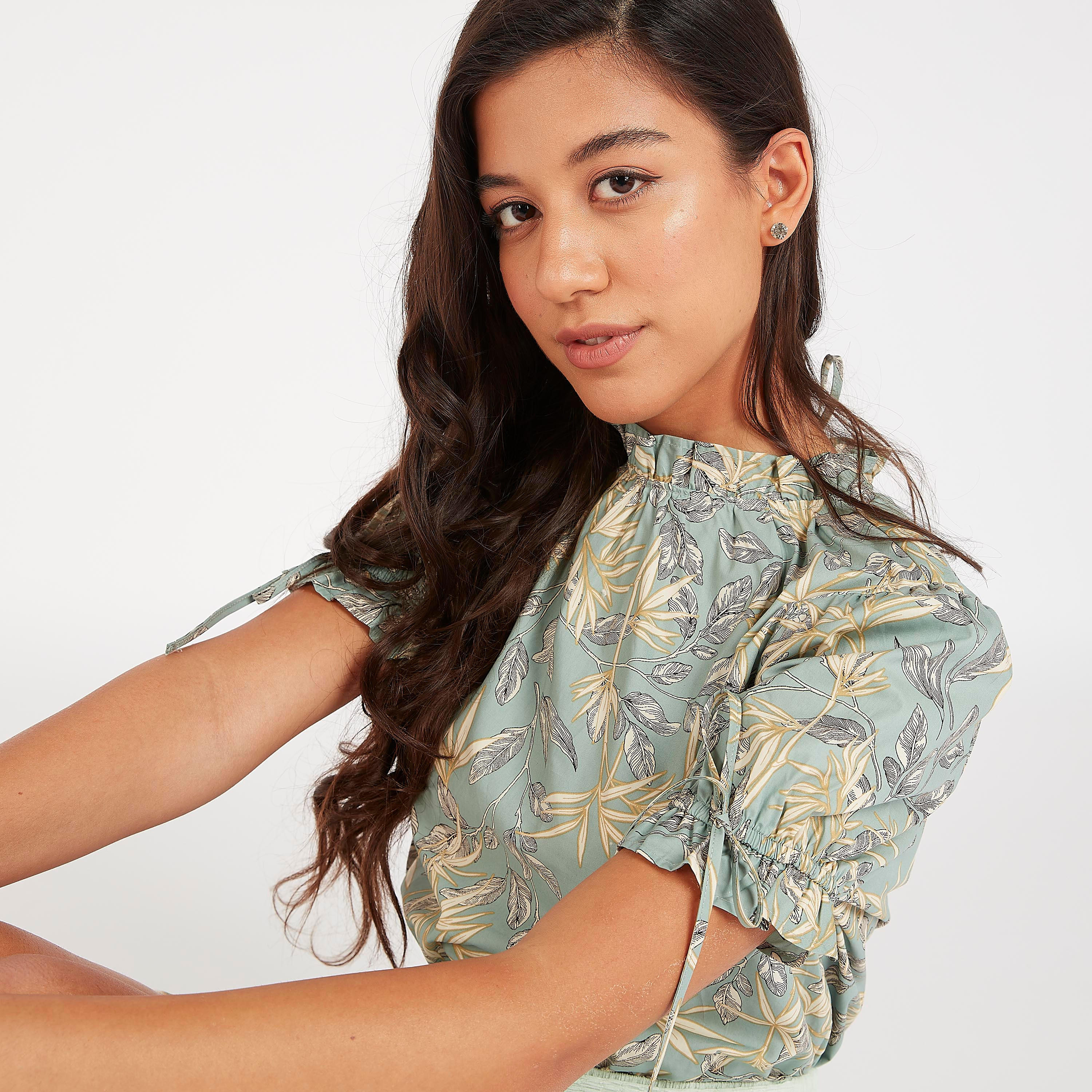 بلوزة قصيرة بياقة عالية وأكمام قصيرة وطبعات-women-clothing-shirtsandblouses-blouses-image-3