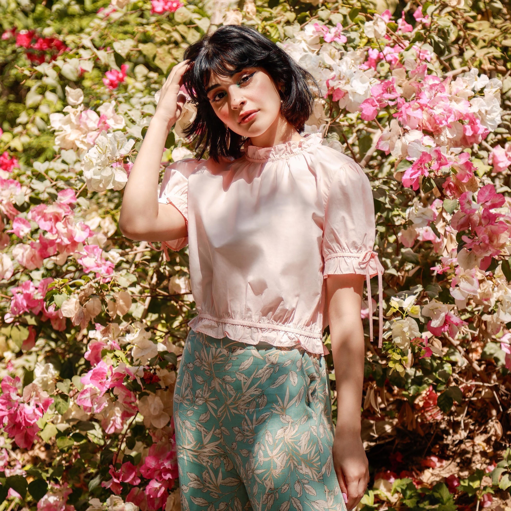 بلوزة سادة بياقة عالية وأكمام قصيرة وأربطة-women-clothing-shirtsandblouses-blouses-image-1