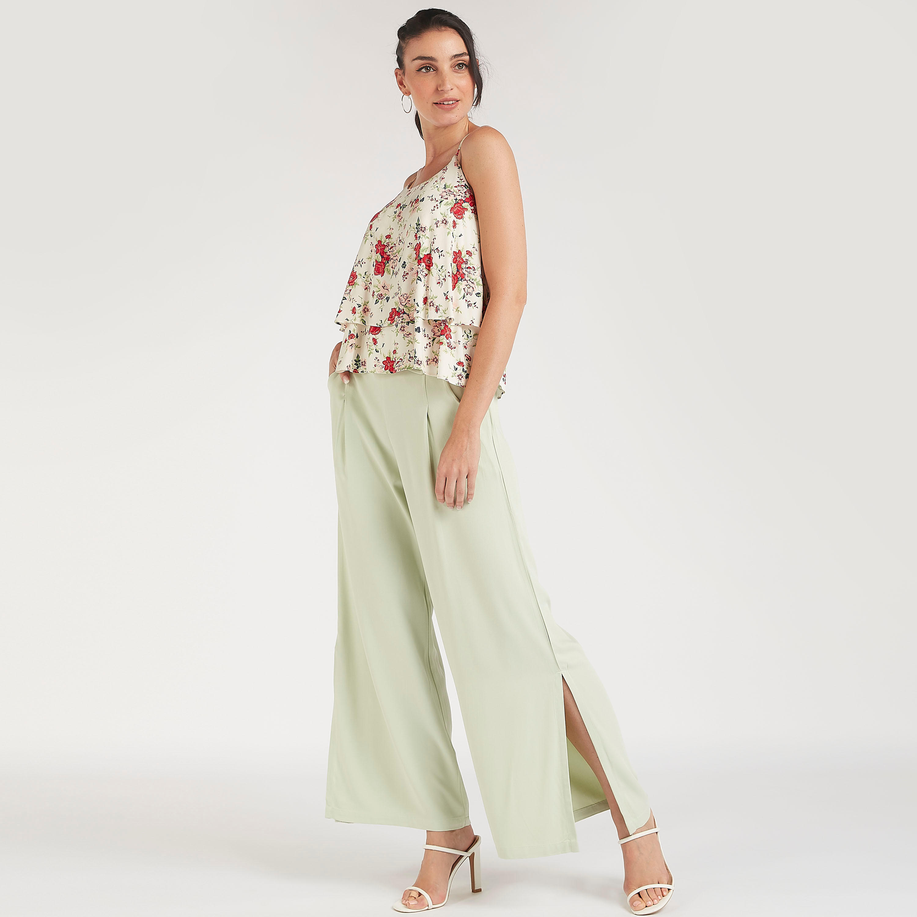 بلوزة بياقة عميقة وحمّالات رفيعة بطبعات زهرية-women-clothing-shirtsandblouses-blouses-image-2