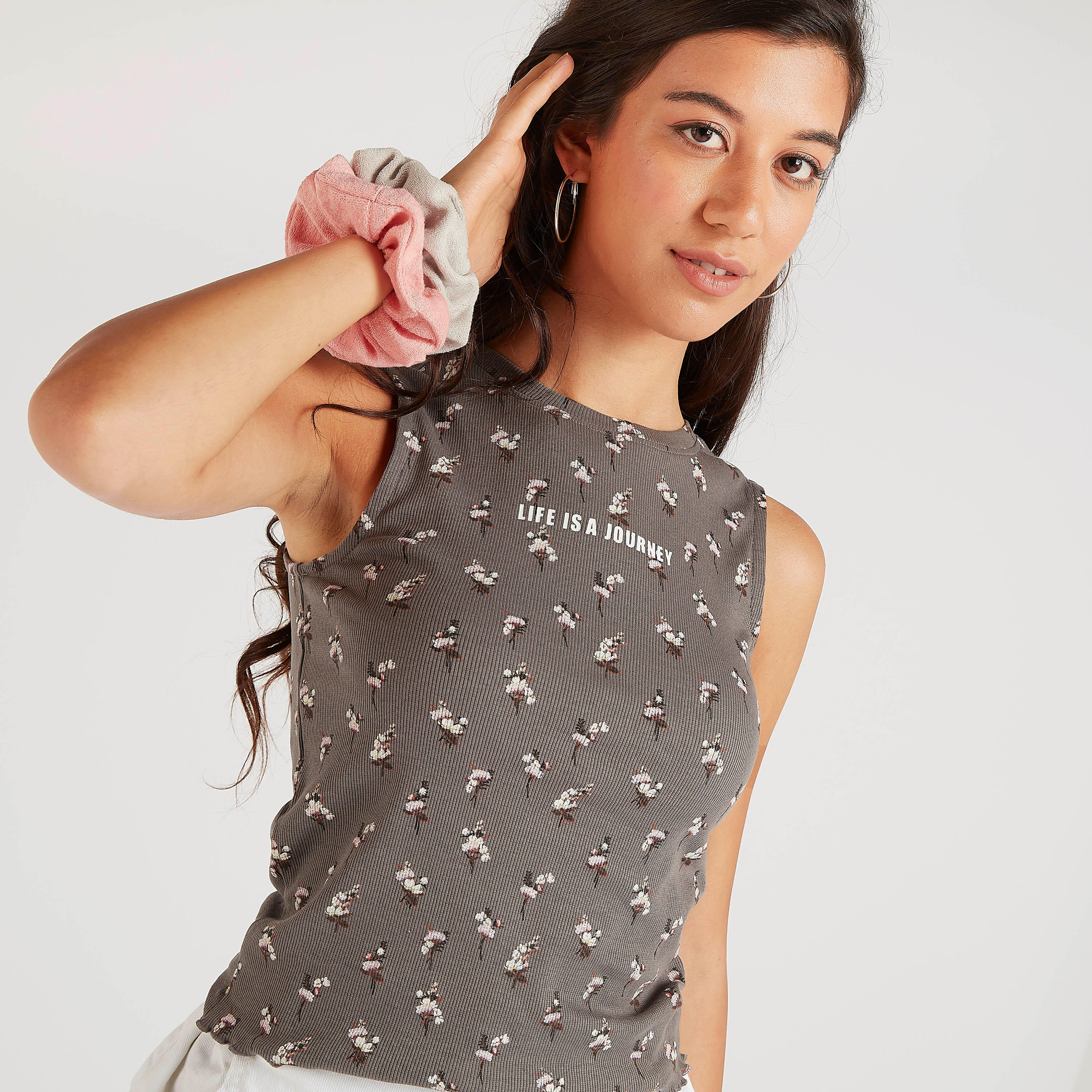 سترة بطبعات أزهار وياقة مستديرة-women-clothing-tshirts-image-5