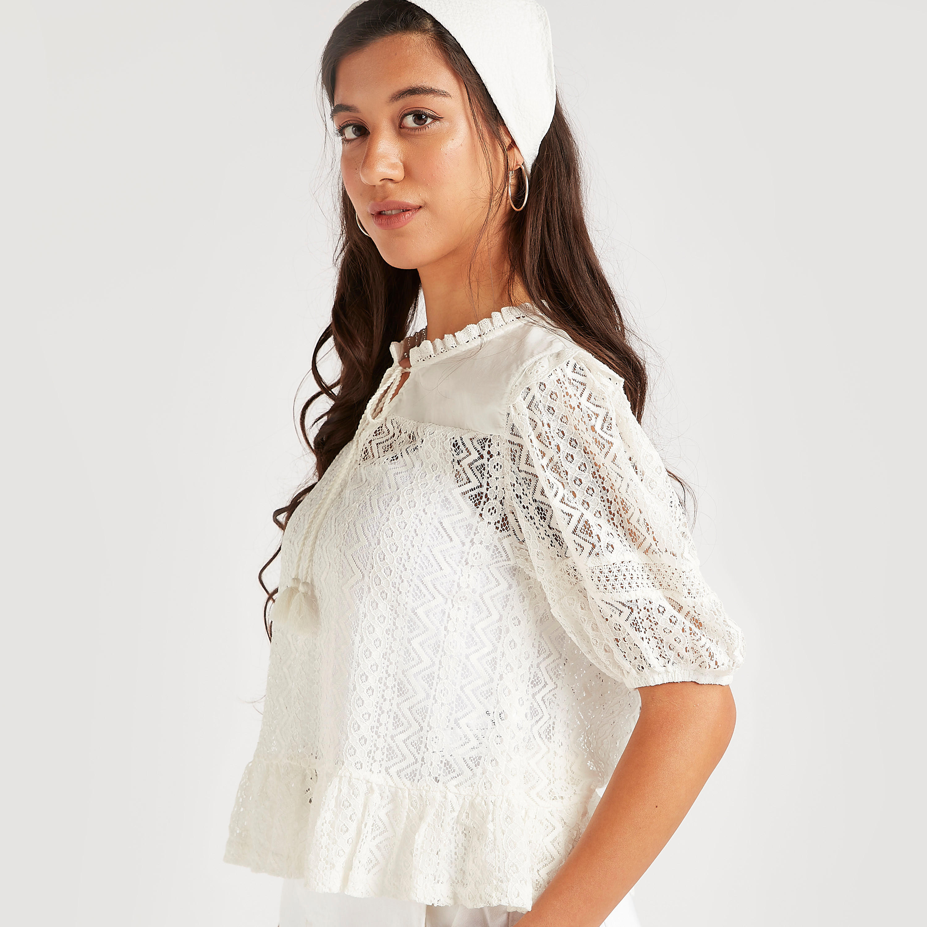 بلوزة بتفاصيل دانتيل وياقة مستديرة وأكمام قصيرة وأربطة-women-clothing-shirtsandblouses-blouses-image-1