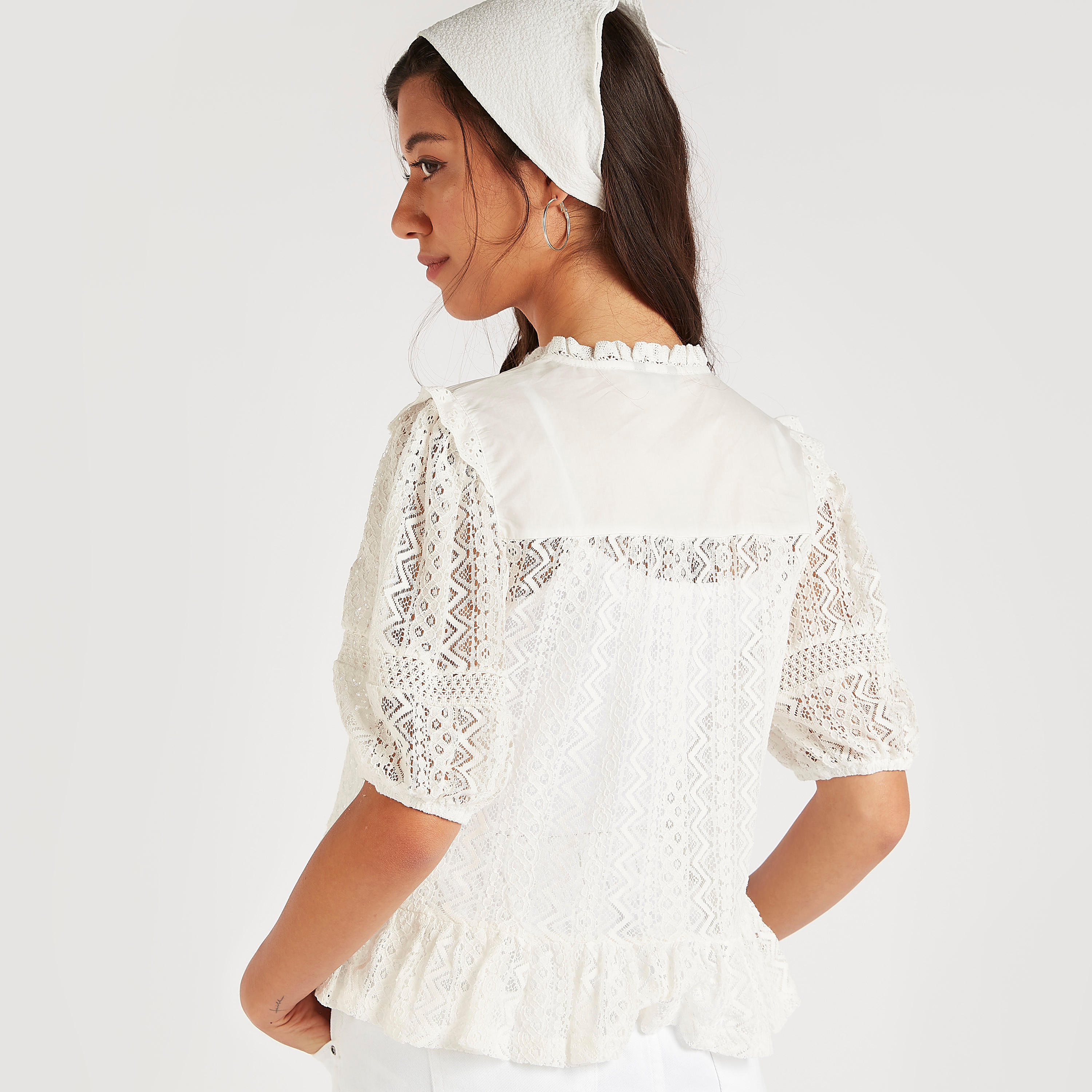 بلوزة بتفاصيل دانتيل وياقة مستديرة وأكمام قصيرة وأربطة-women-clothing-shirtsandblouses-blouses-image-4