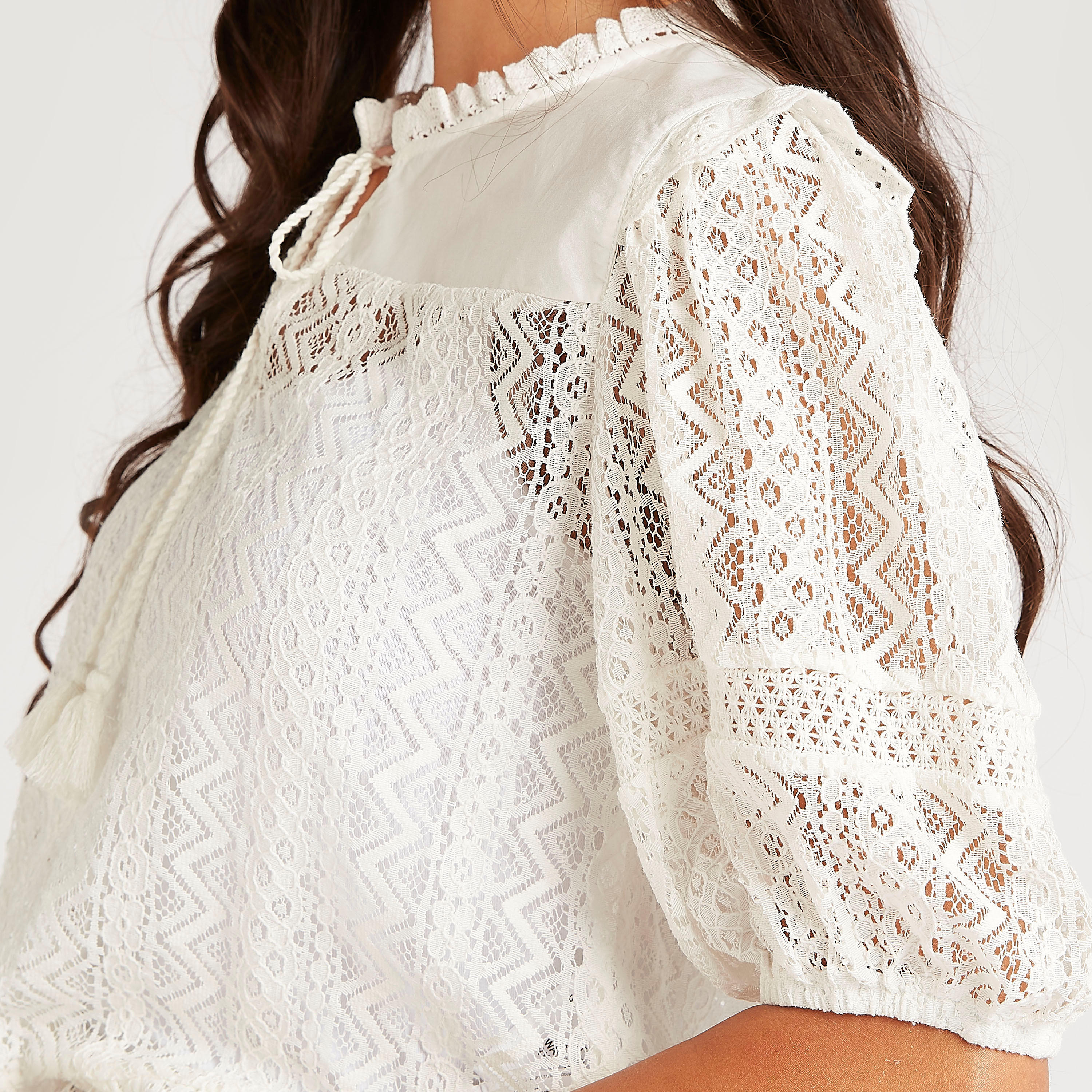 بلوزة بتفاصيل دانتيل وياقة مستديرة وأكمام قصيرة وأربطة-women-clothing-shirtsandblouses-blouses-image-7