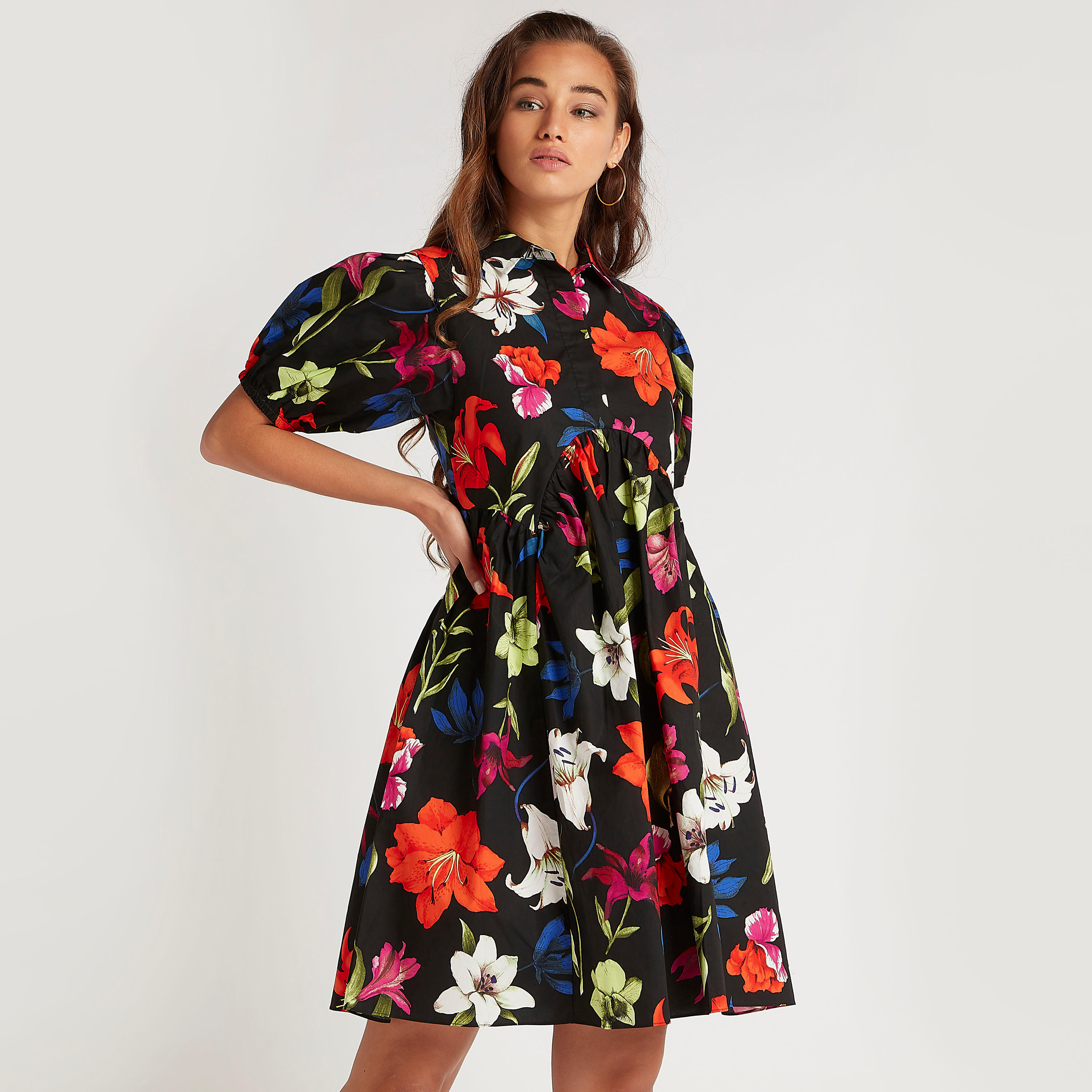 فستان منسدل واسع قصير بطبعات أزهار وأكمام منفوخة-women-clothing-dresses-image-1