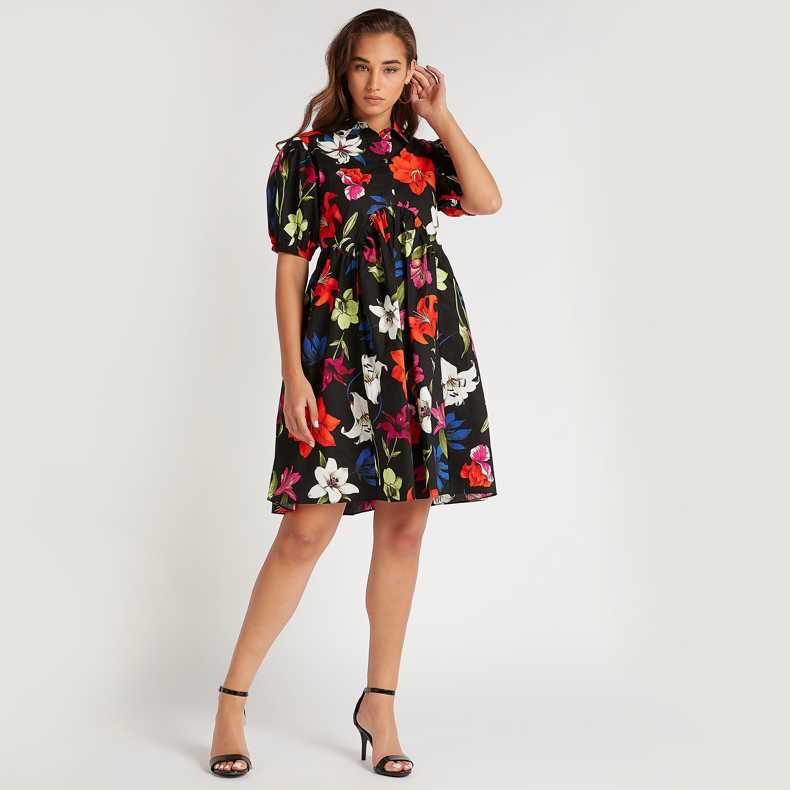 فستان منسدل واسع قصير بطبعات أزهار وأكمام منفوخة-women-clothing-dresses-image-2