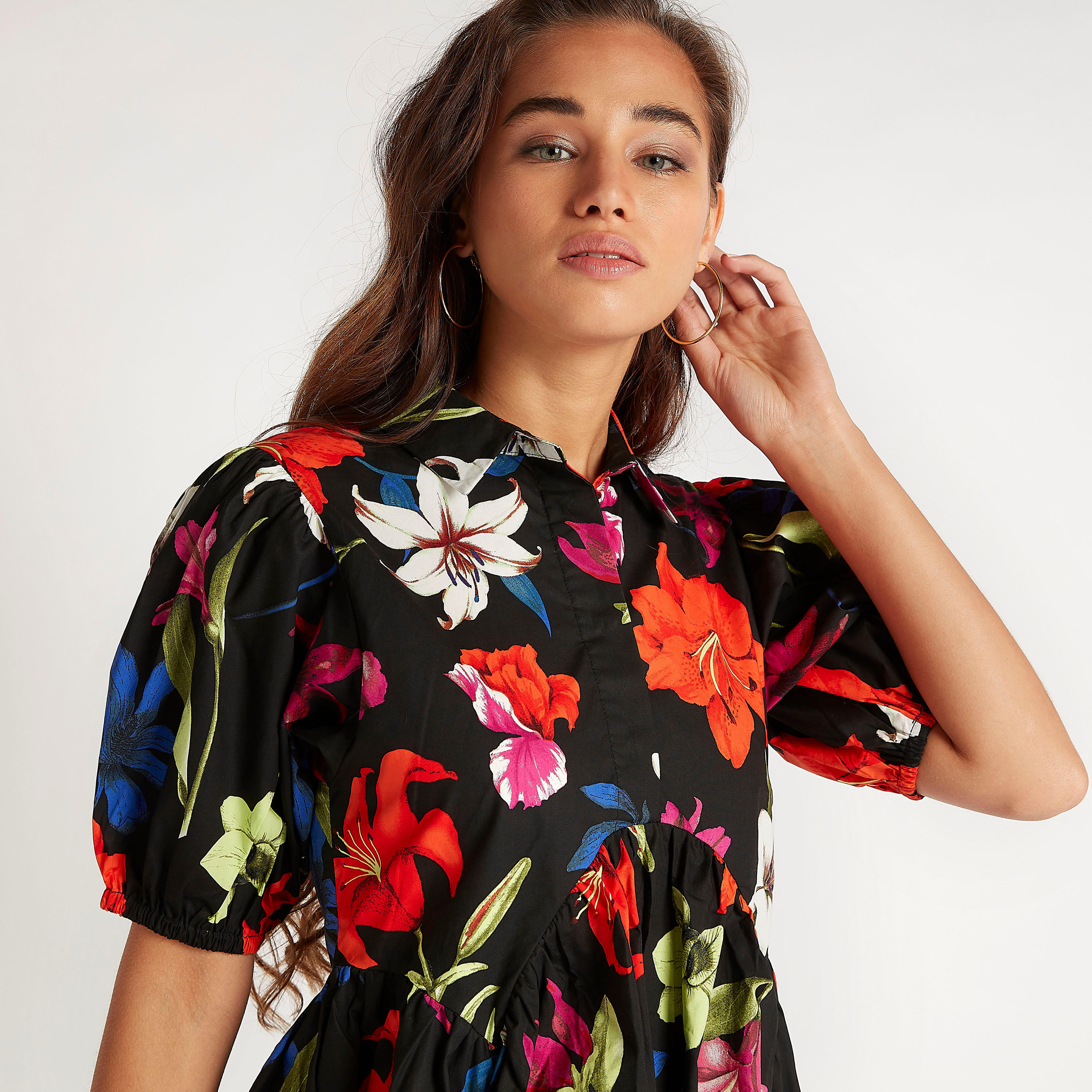 فستان منسدل واسع قصير بطبعات أزهار وأكمام منفوخة-women-clothing-dresses-image-3