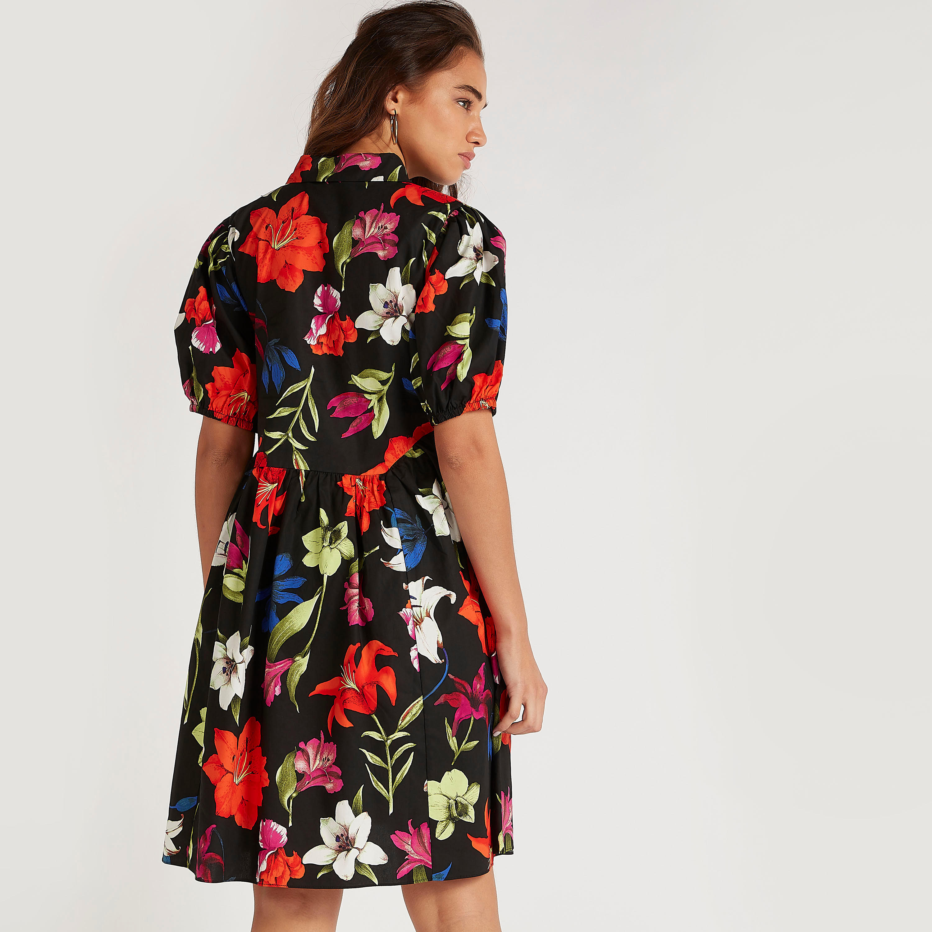 فستان منسدل واسع قصير بطبعات أزهار وأكمام منفوخة-women-clothing-dresses-image-4