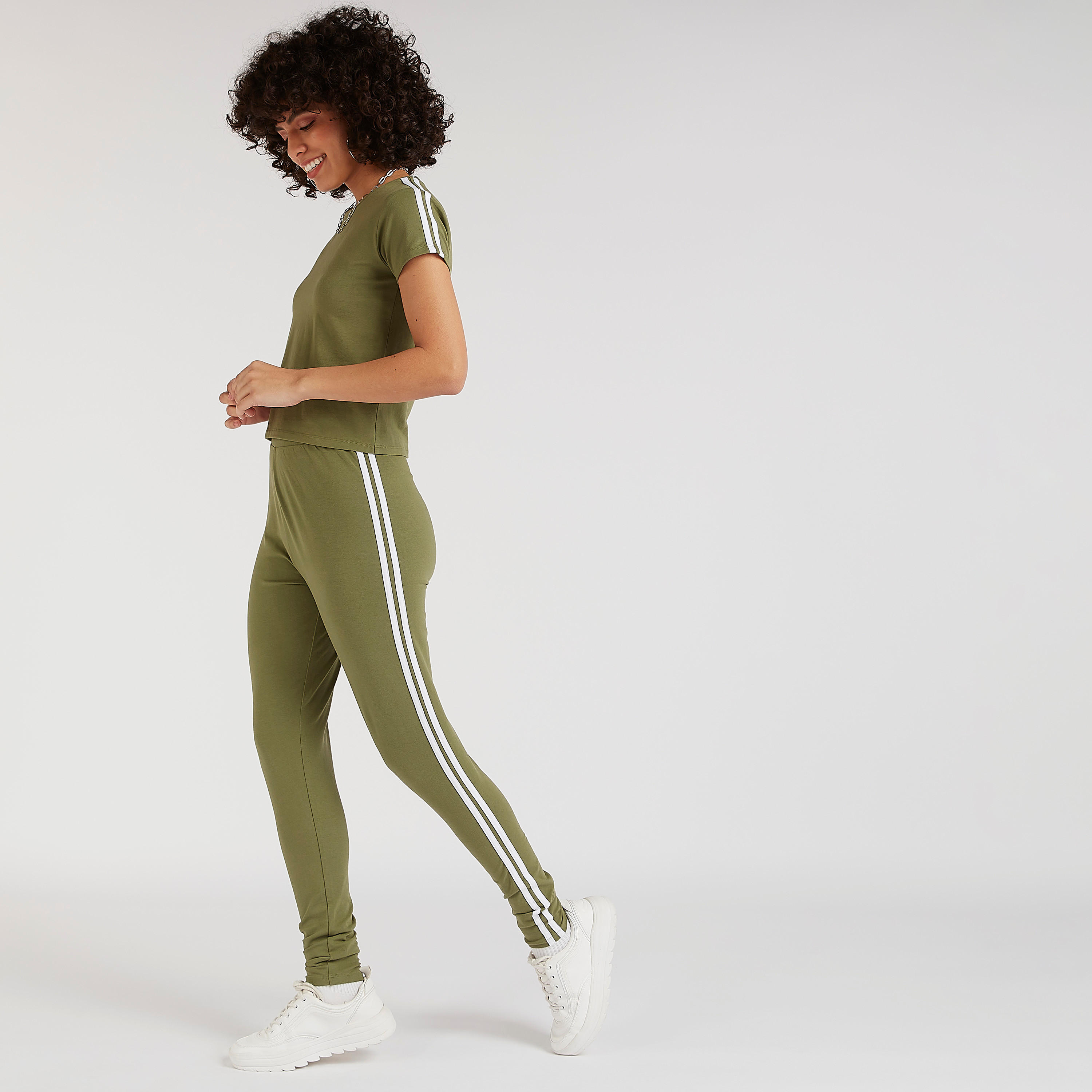 تيشيرت سادة بياقة ضيّقة وأكمام قصيرة مخططة-women-clothing-tshirts-image-2