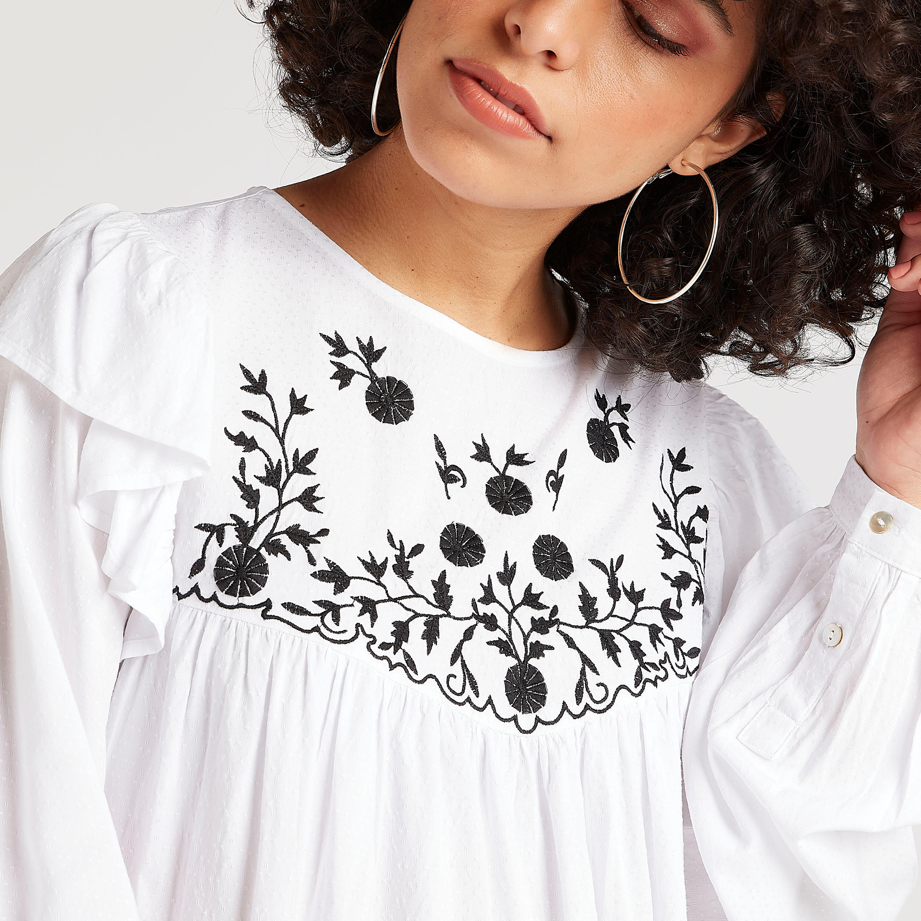 بلوزة مطرزة يوكي بأكمام طويلة وتفاصيل كشكشة-women-clothing-shirtsandblouses-blouses-image-3