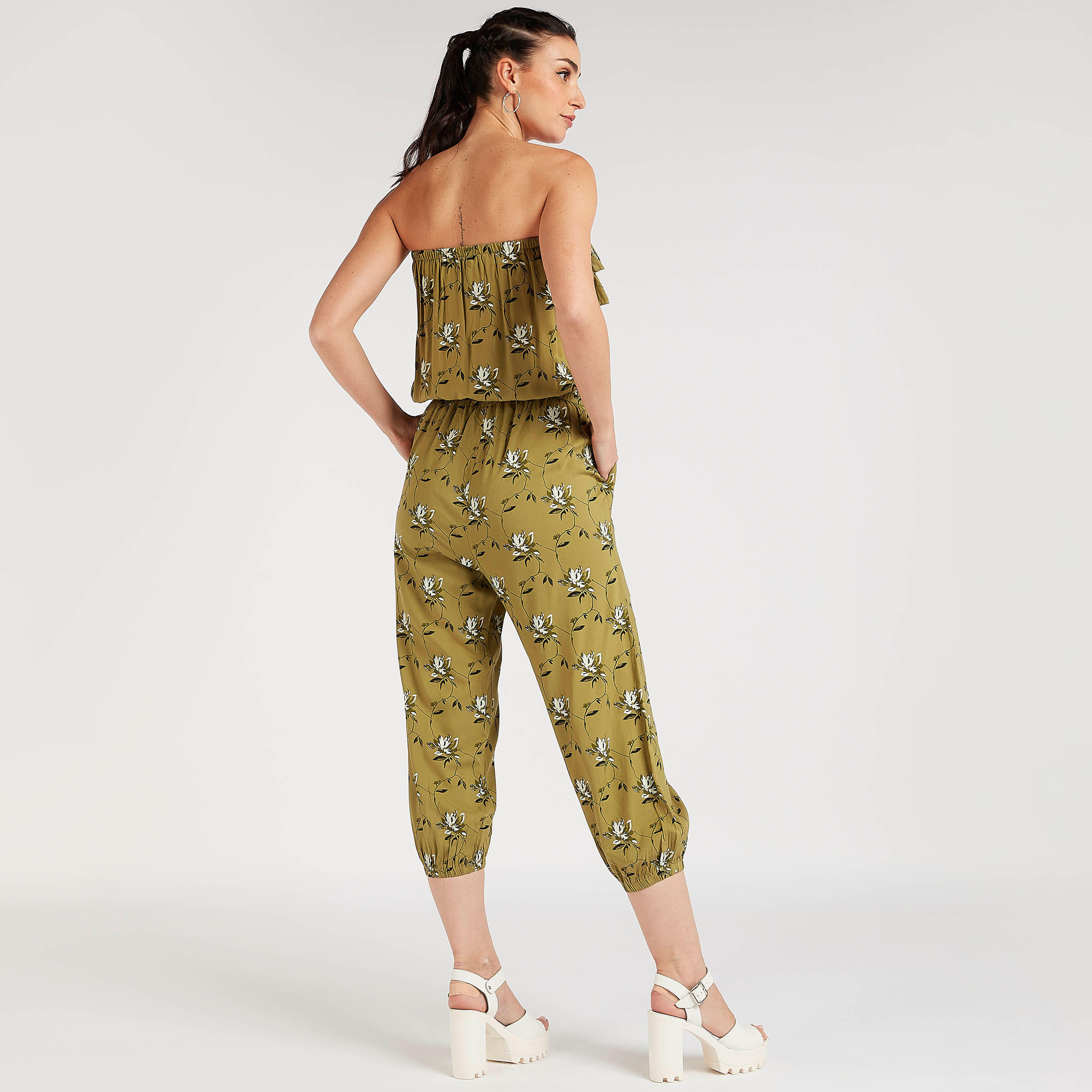 جمبسوت دون حزام بكشكشة وتصميم أزهار وجيوب-women-clothing-jumpsuits-image-1
