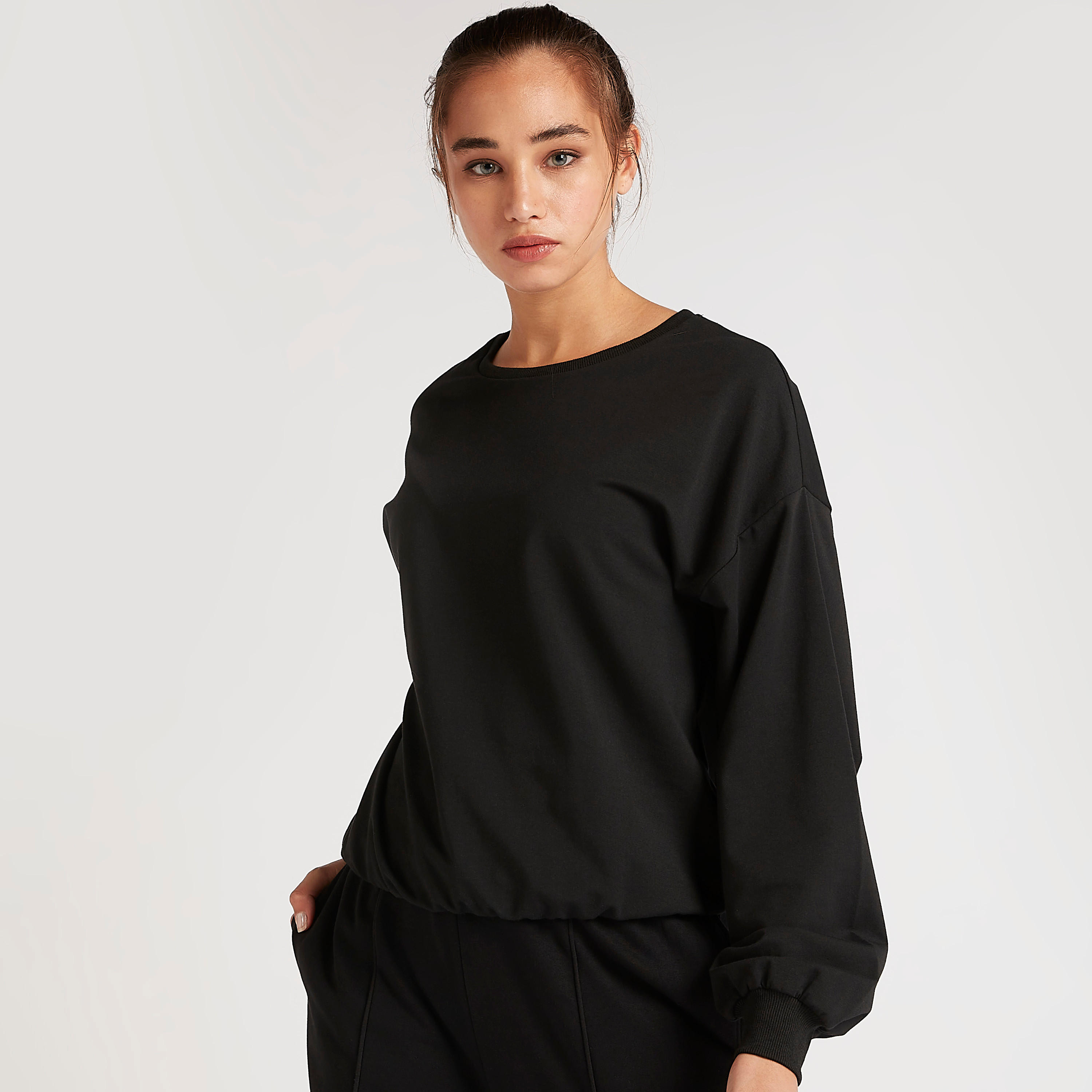 سويت شيرت سادة بياقة ضيّقة وأكمام طويلة-women-winterwear-hoodiesandsweatshirts-sweatshirts-image-4