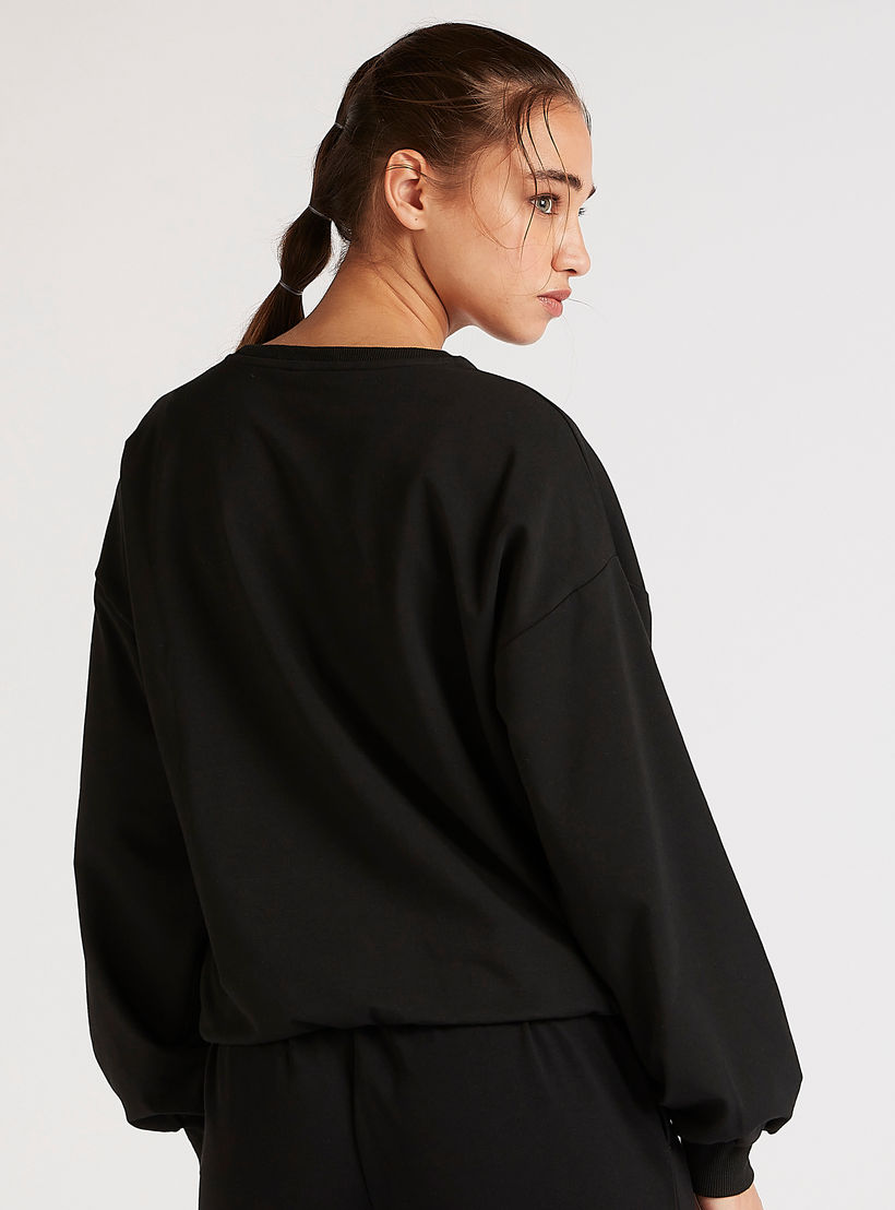 سويت شيرت سادة بياقة ضيّقة وأكمام طويلة-women-winterwear-hoodiesandsweatshirts-sweatshirts-image-1