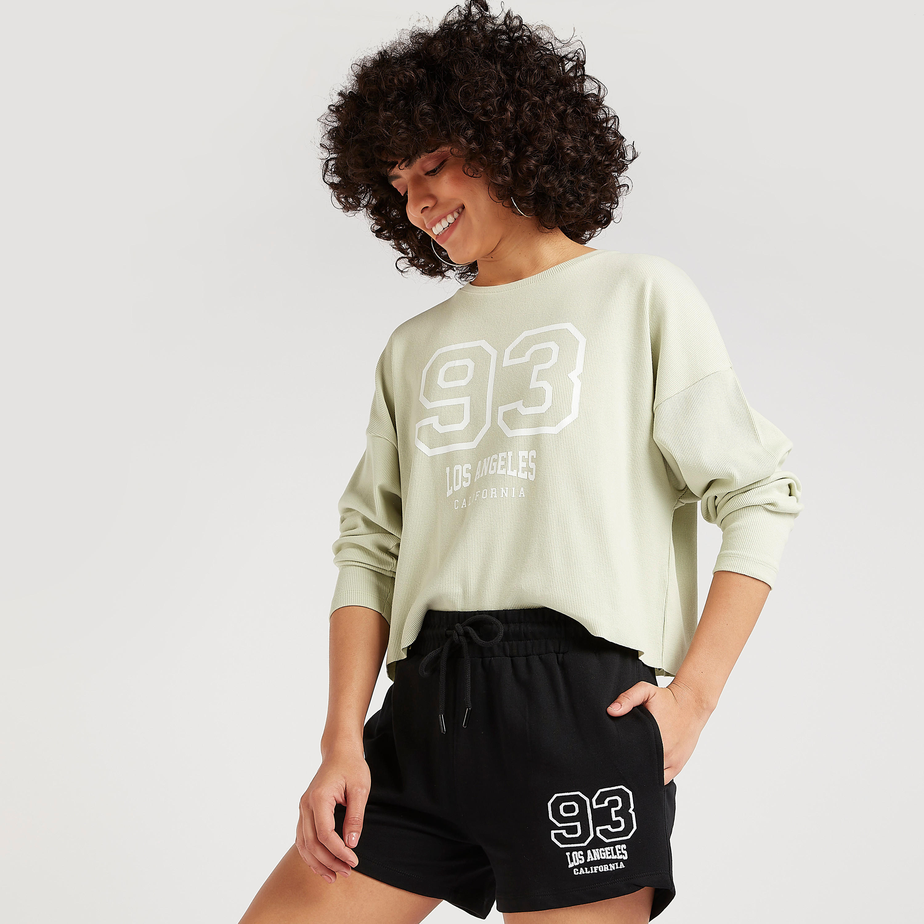 شورت مطرز برباط إغلاق وخصر متوسّط الارتفاع-women-clothing-bottoms-shorts-image-5