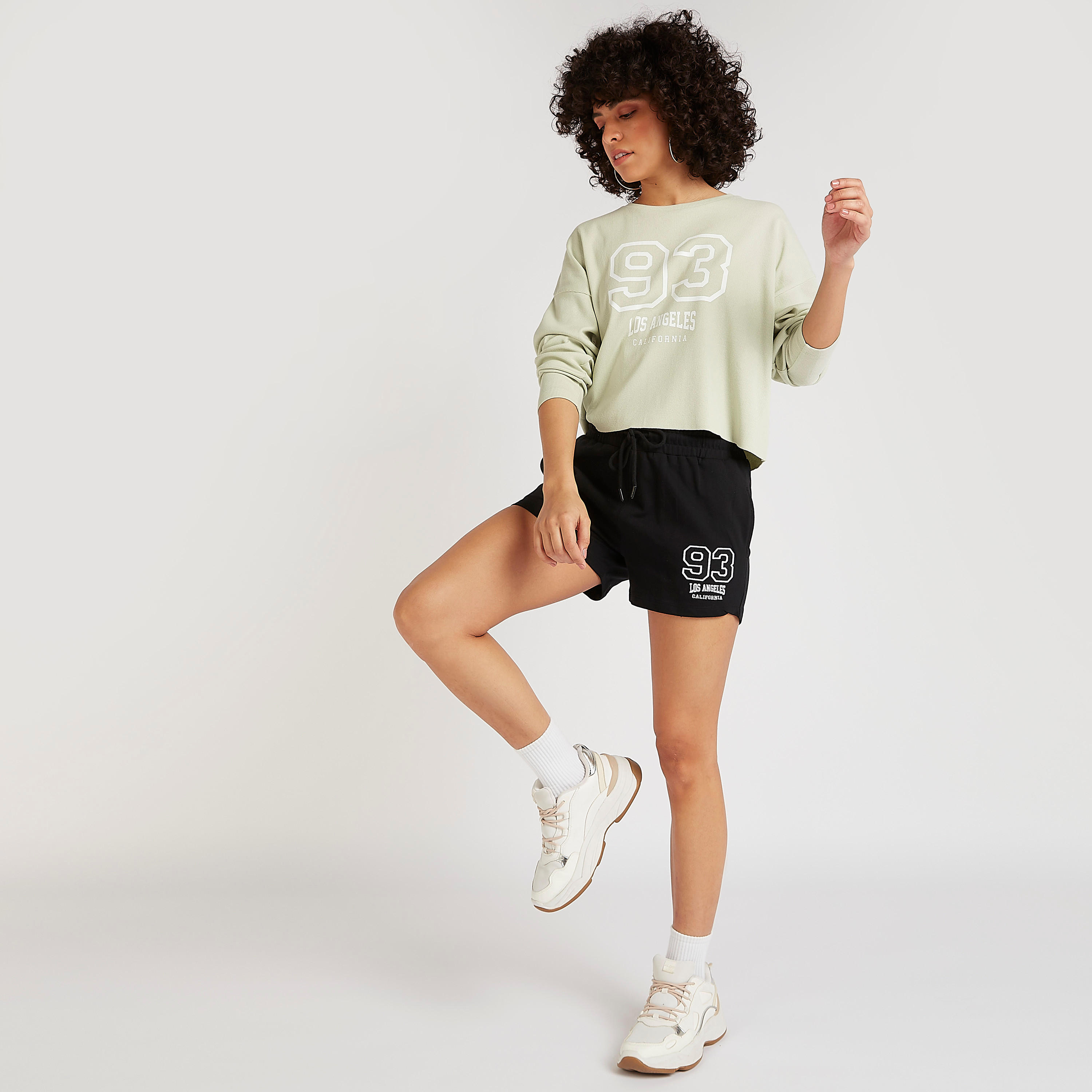 شورت مطرز برباط إغلاق وخصر متوسّط الارتفاع-women-clothing-bottoms-shorts-image-4
