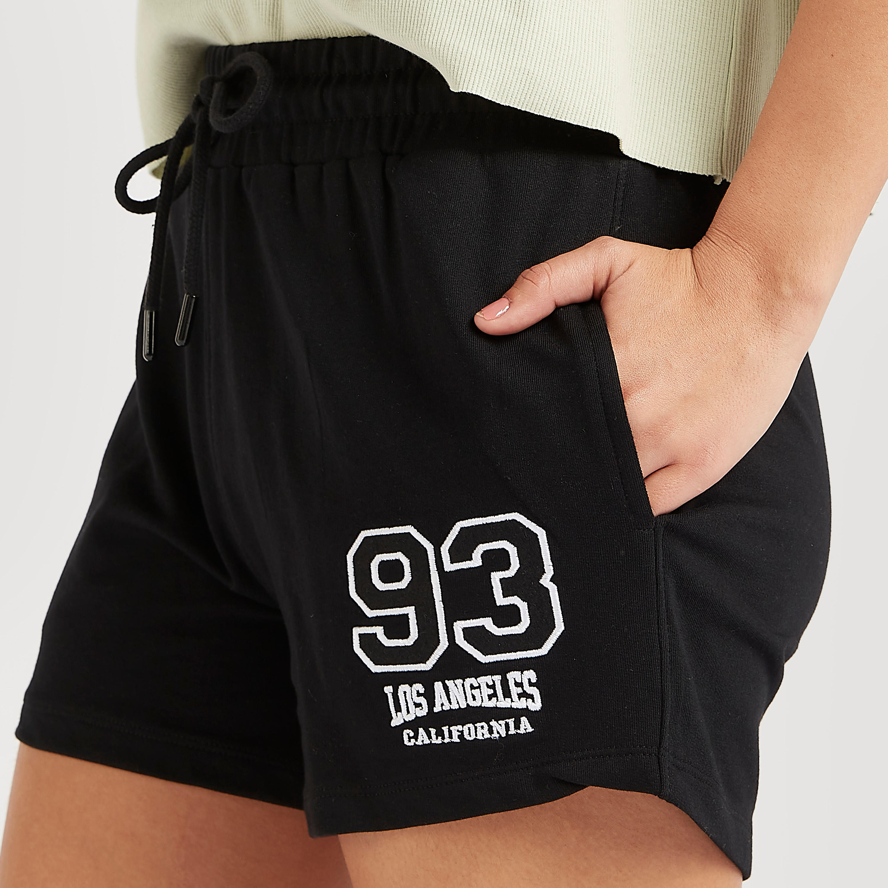 شورت مطرز برباط إغلاق وخصر متوسّط الارتفاع-women-clothing-bottoms-shorts-image-3