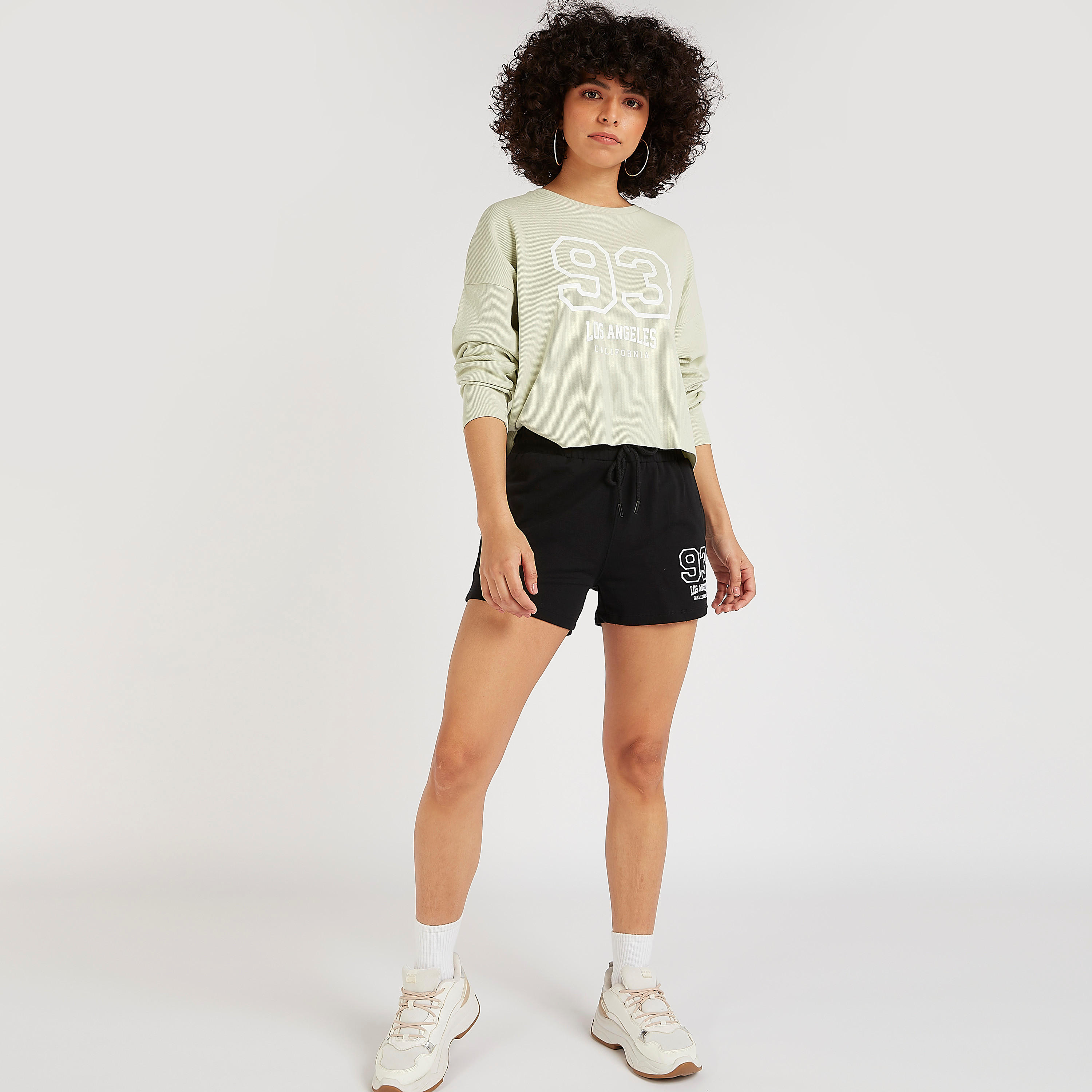 شورت مطرز برباط إغلاق وخصر متوسّط الارتفاع-women-clothing-bottoms-shorts-image-1