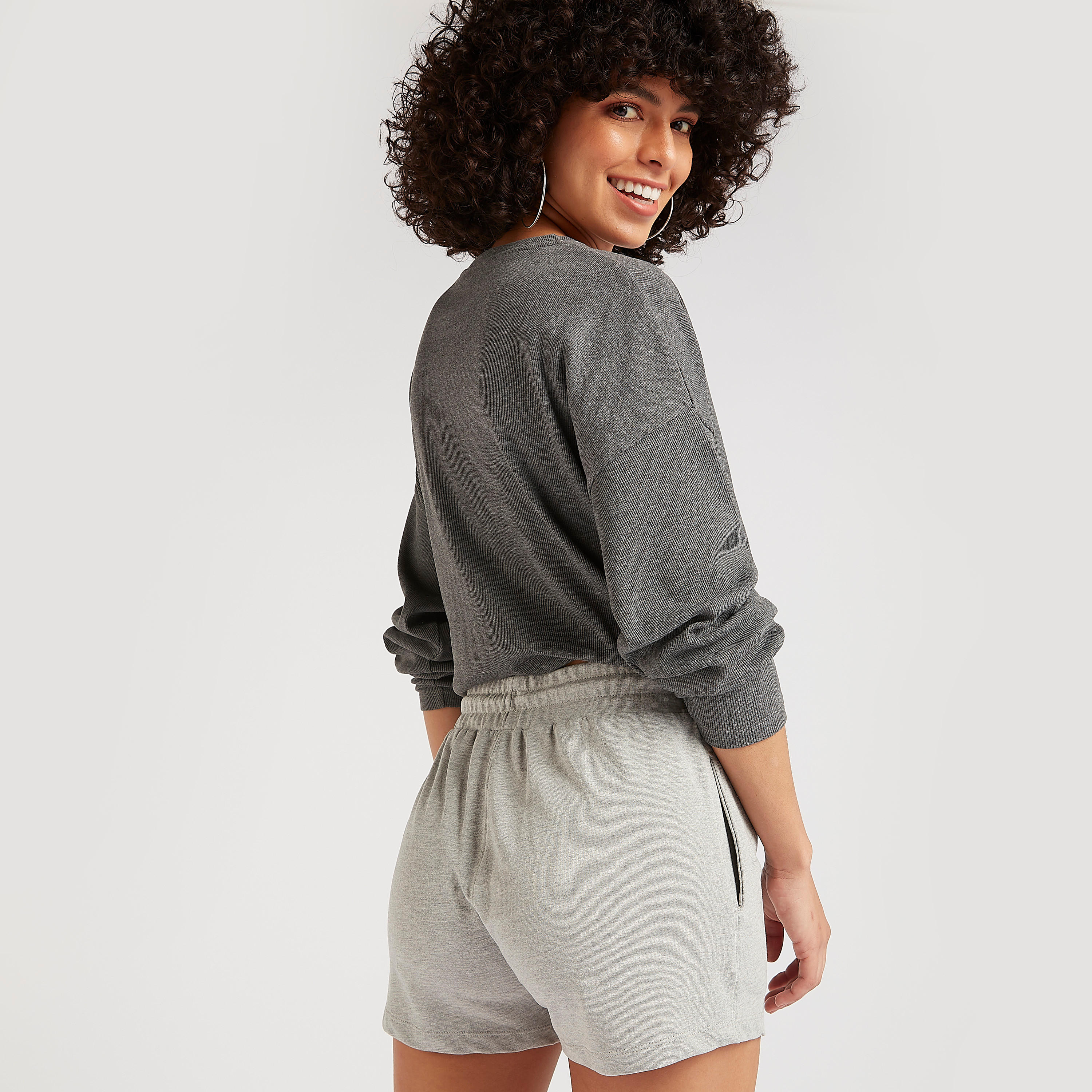 شورت مطرز برباط إغلاق وخصر متوسّط الارتفاع-women-clothing-bottoms-shorts-image-4
