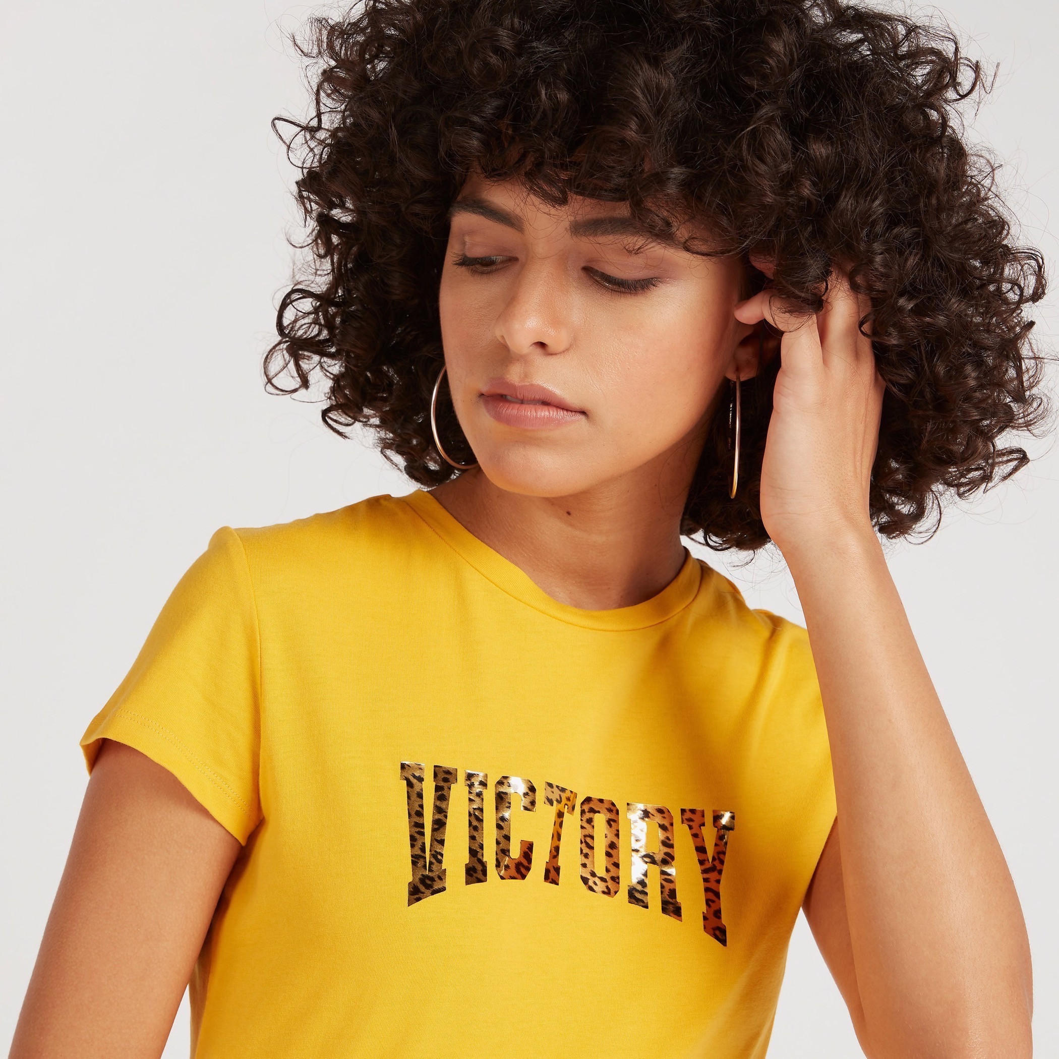 تيشيرت بياقة ضيّقة وأكمام كاب وطَبعات-women-clothing-tshirts-image-3