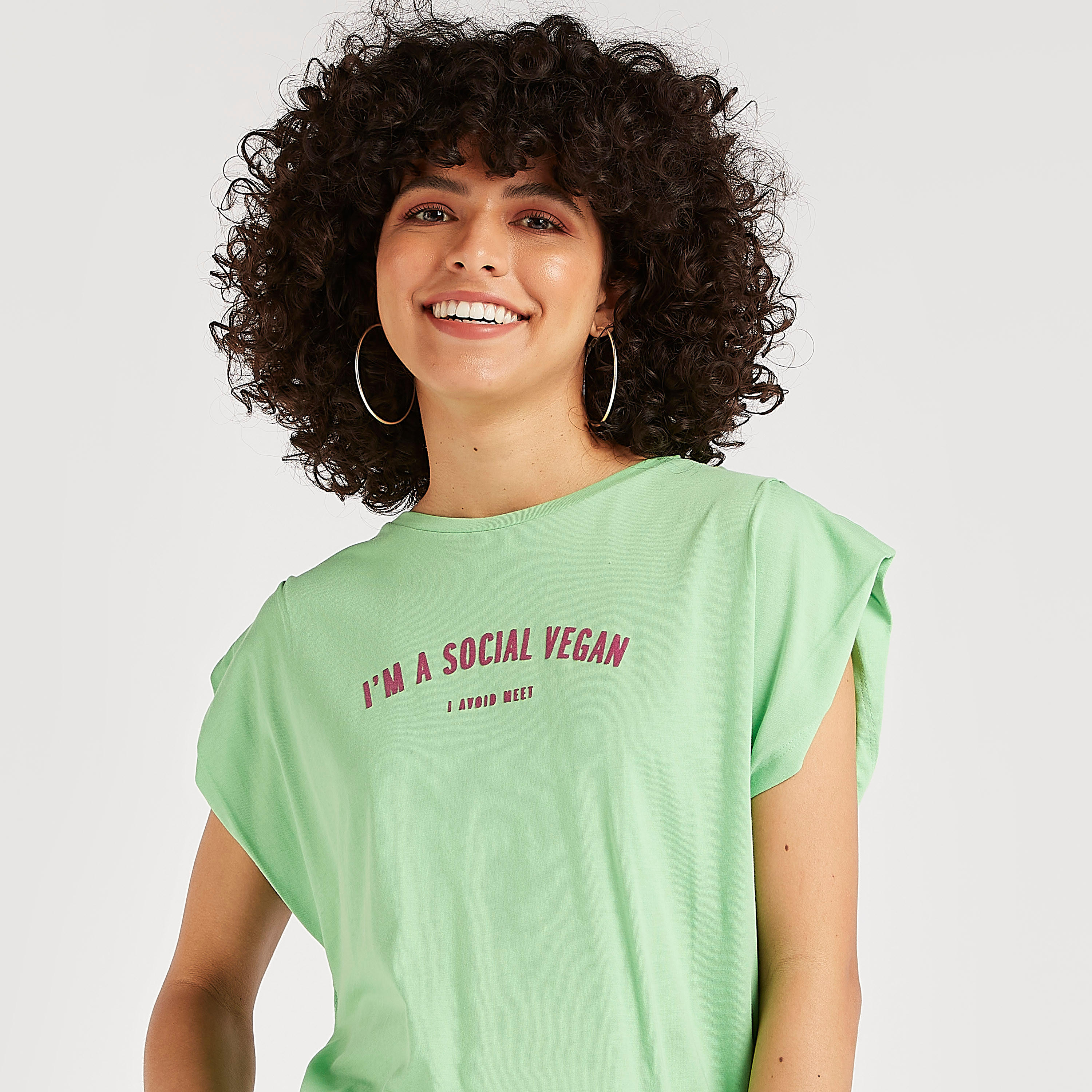 تيشيرت بياقة ضيّقة وأكمام كَاب وطبعات-women-clothing-tshirts-image-3