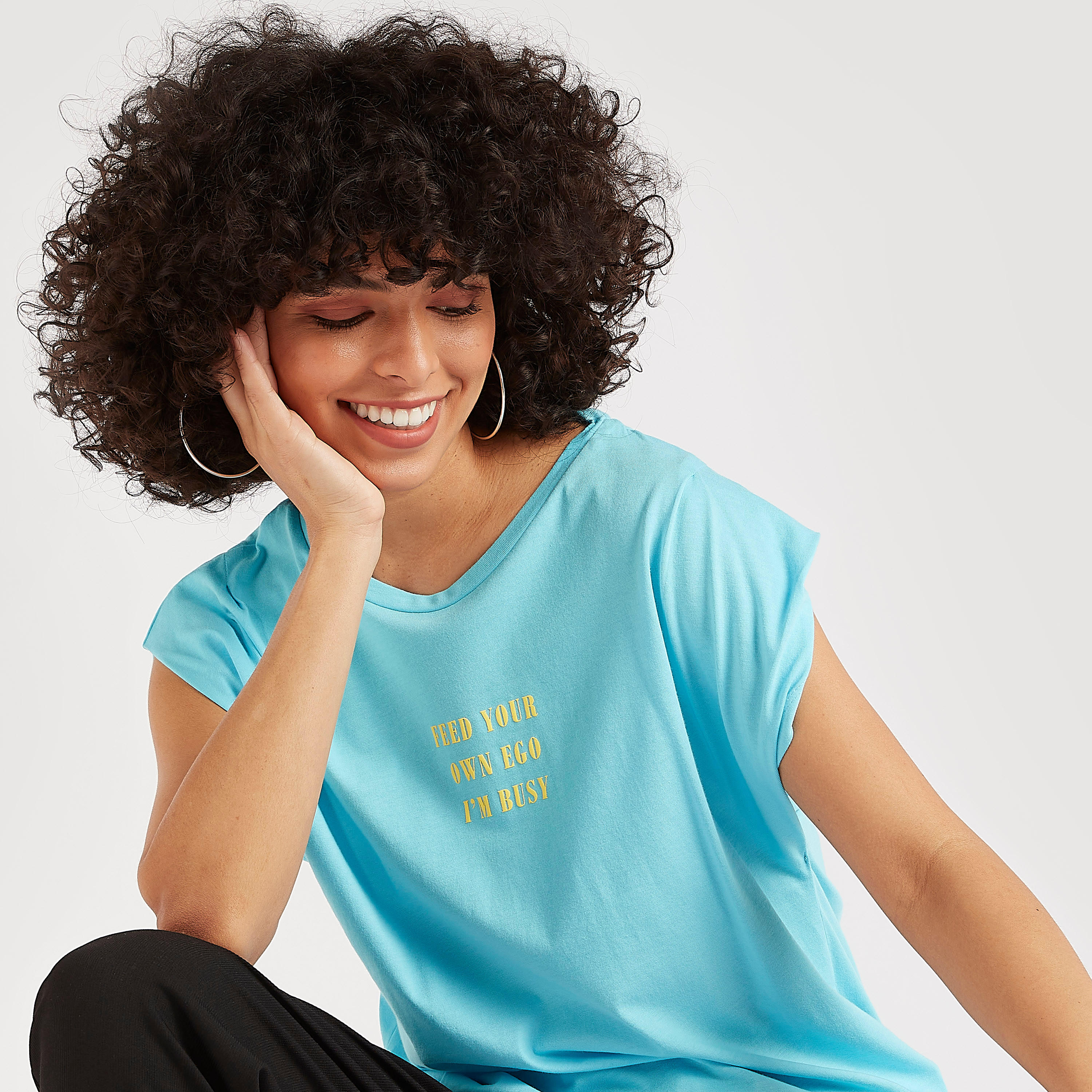 تيشيرت بياقة ضيّقة وأكمام كاب وطبعات-women-clothing-tshirts-image-3