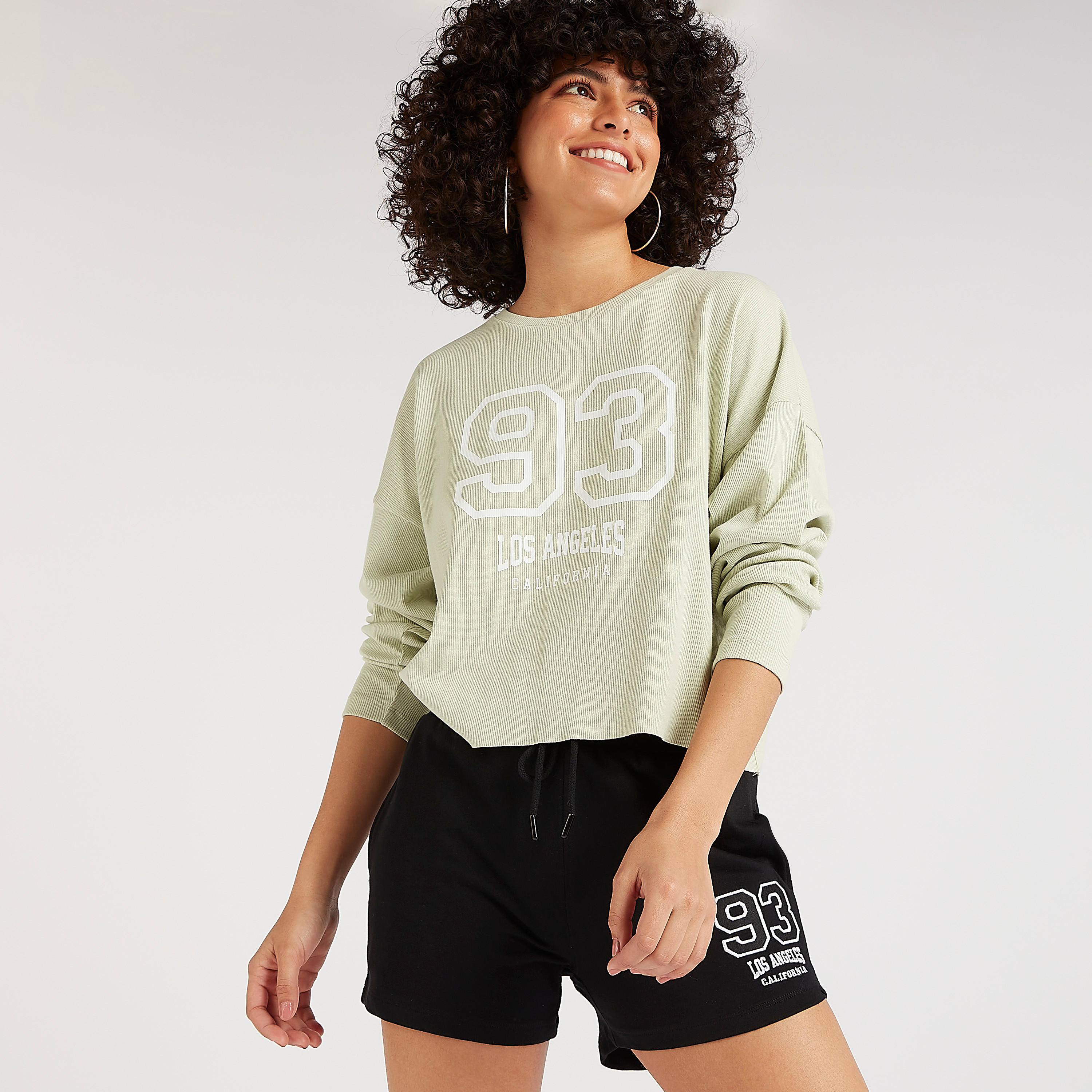 تيشيرت بياقة ضيقة وأكمام طويلة وطبعات-women-winterwear-hoodiesandsweatshirts-sweatshirts-image-1